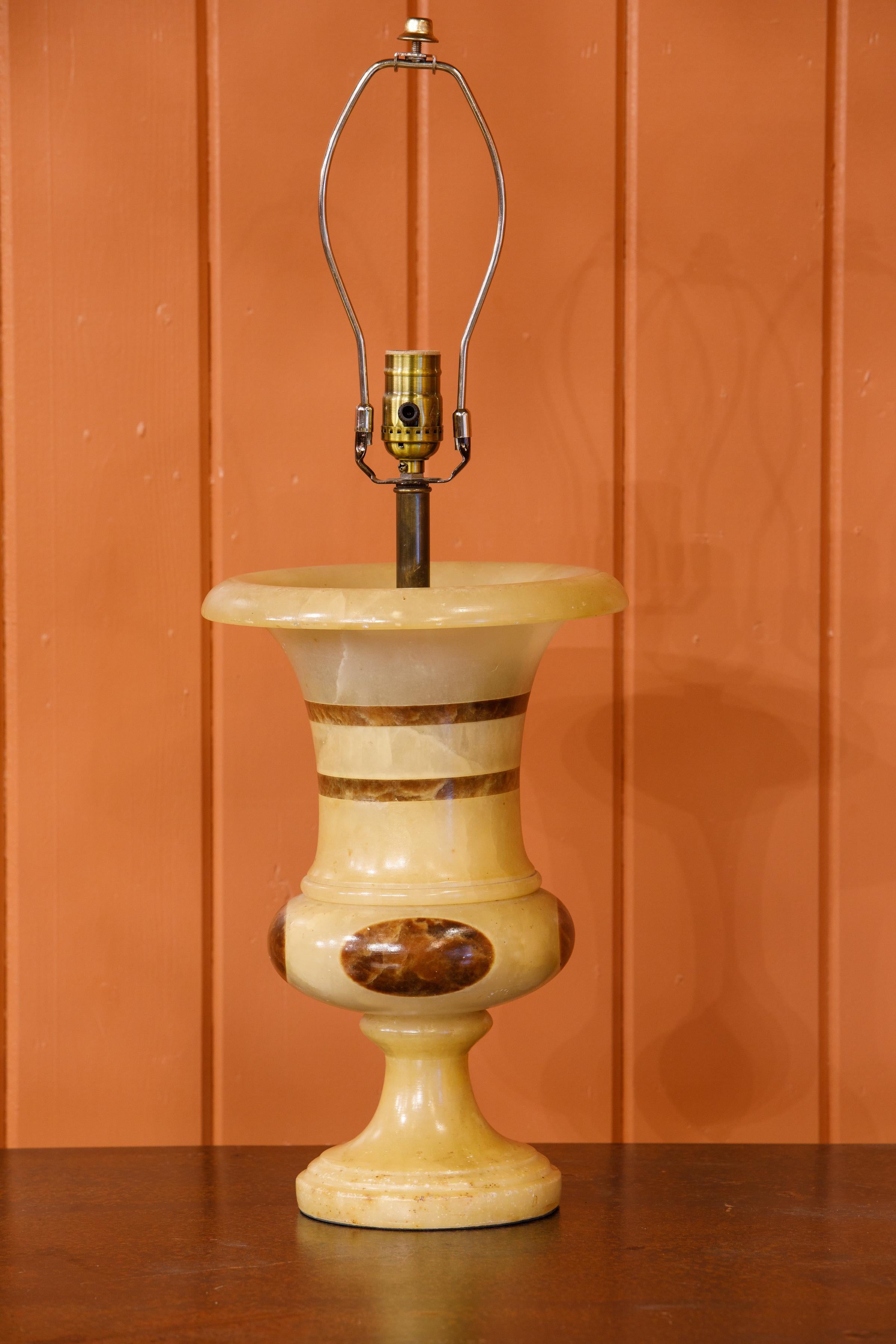Lampe de table italienne en onyx sculptée à la main avec une intéressante incrustation elliptique brune. La forme classique en balustre mesure dix pouces au bord et six pouces à la base. Mélange intéressant de forme classique et de sensibilité