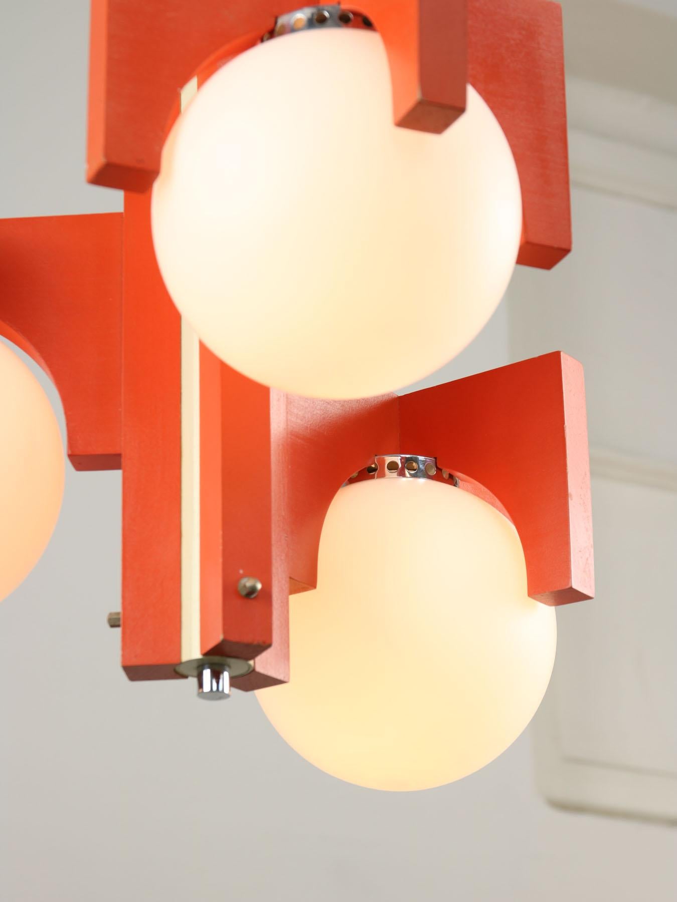 Milieu du XXe siècle Lustre italien vintage orange et opaline, années 1970 en vente