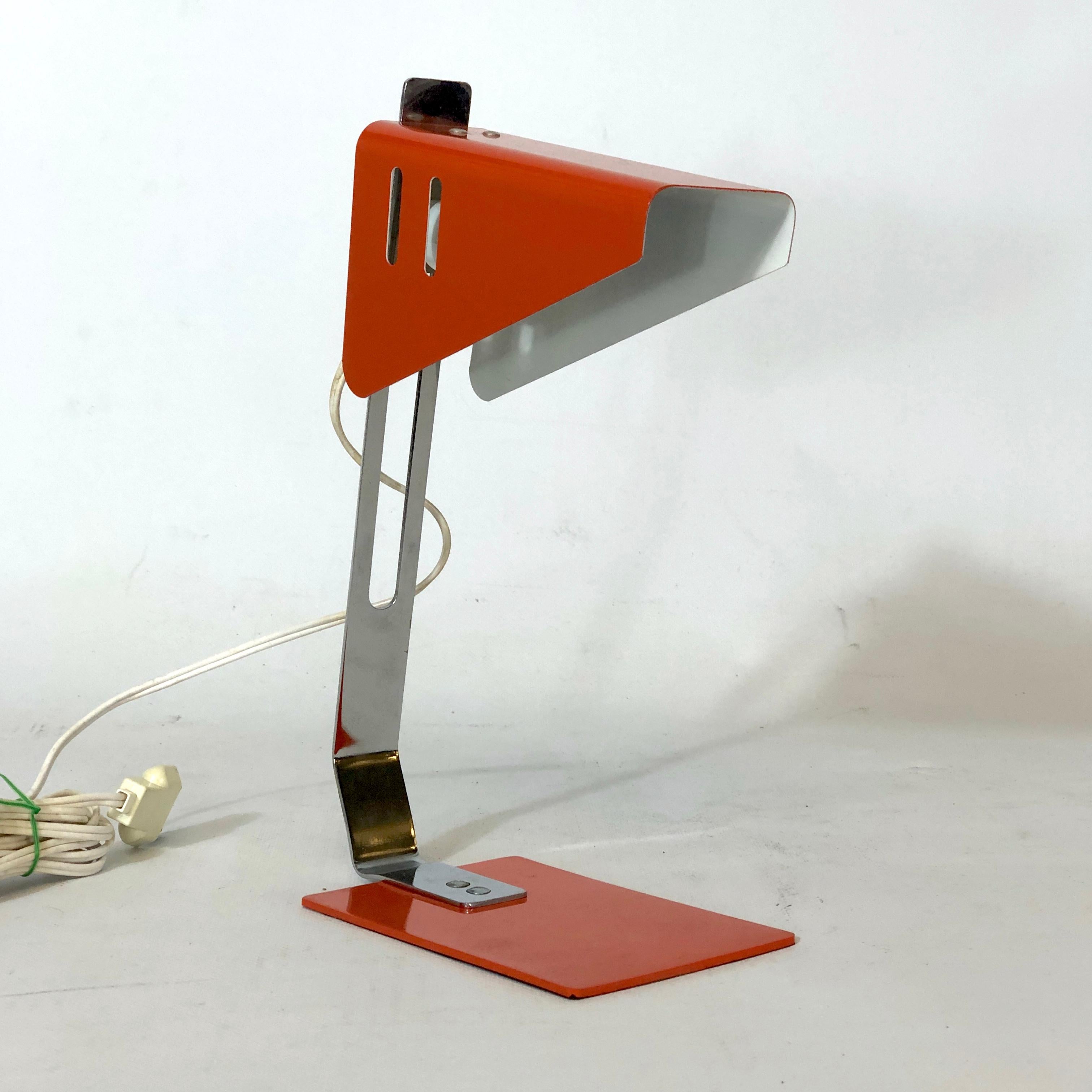 Vintage Italian Orange Metal Desk Lamp from 1970s In Good Condition For Sale In Catania, CT