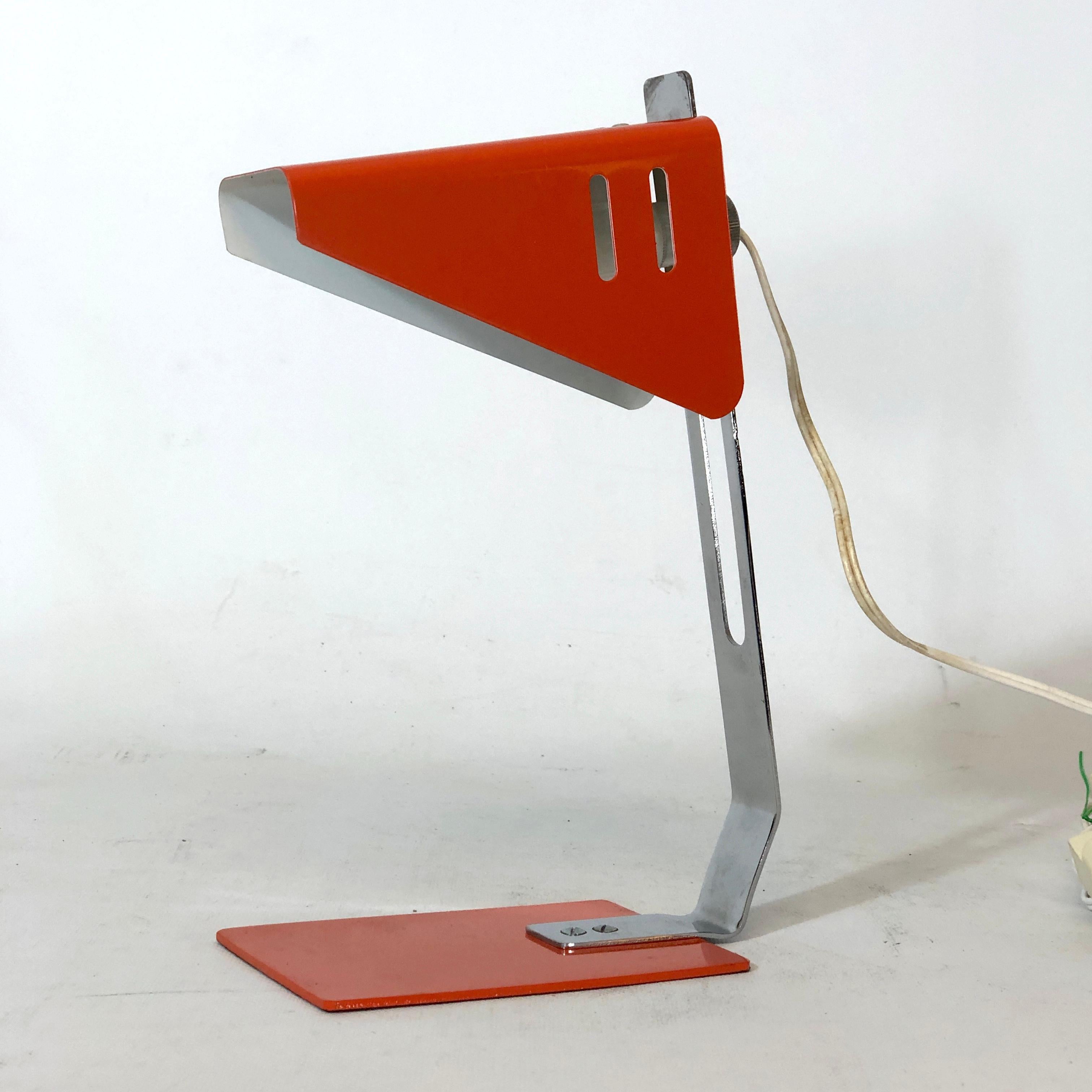 Italienische orangefarbene Metall-Schreibtischlampe aus den 1970er Jahren (Lack) im Angebot