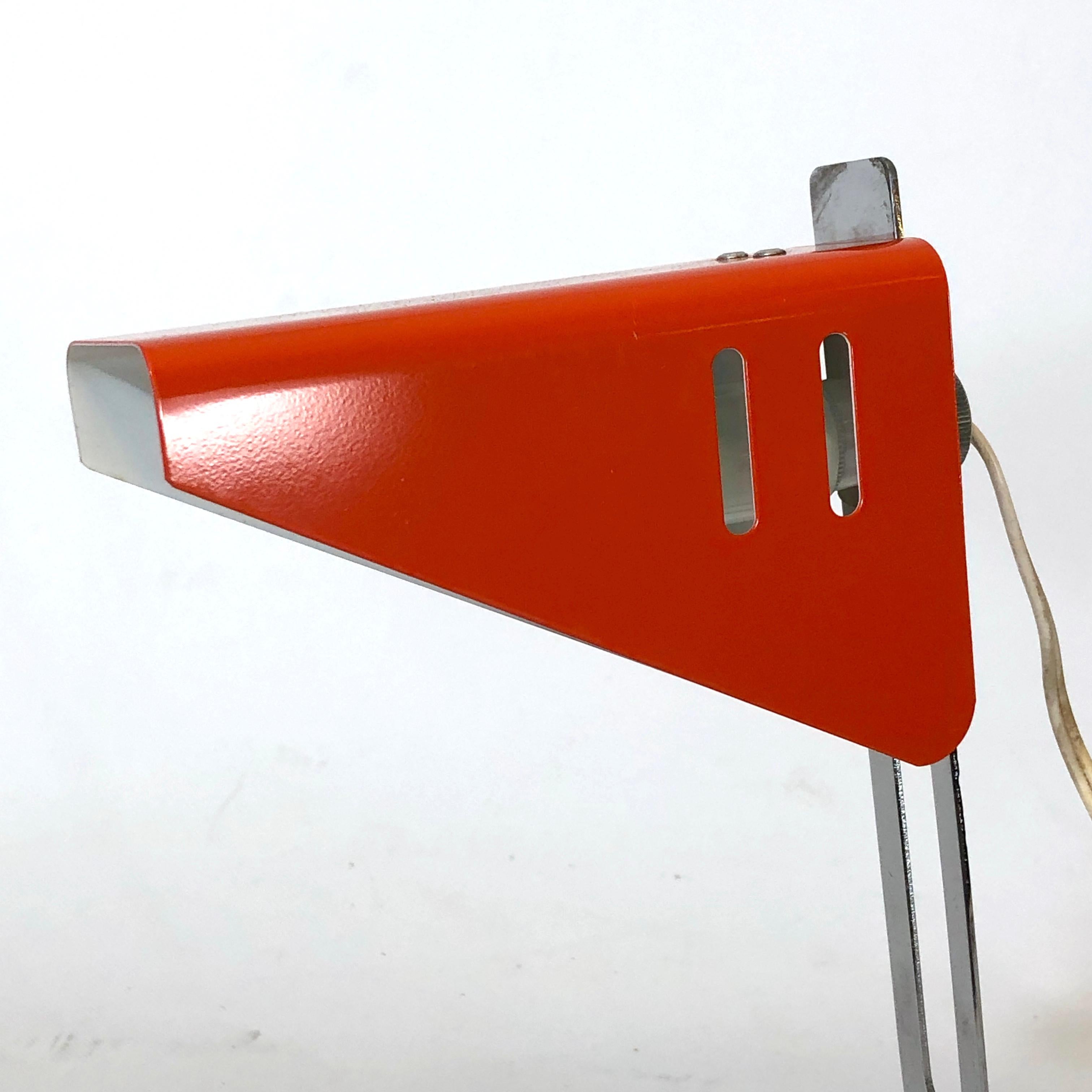 Italienische orangefarbene Metall-Schreibtischlampe aus den 1970er Jahren im Angebot 2