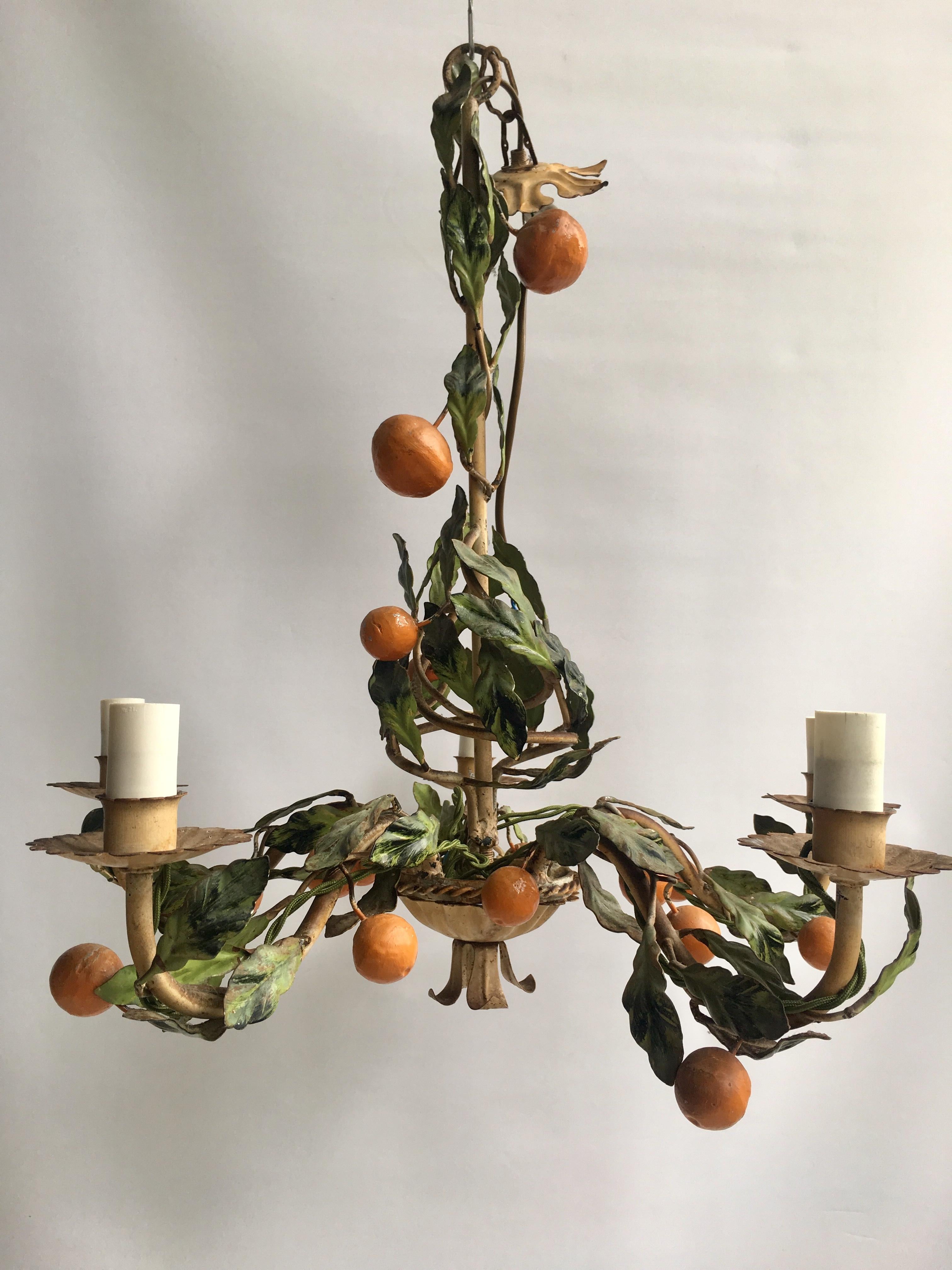 Beautiful Italian hand-painted orange tole light, circa1940s

The light has 5 bulb holders and its original chain and rose

Measures: 56cm tall base to top ring (additional length with chain), 54cm across
