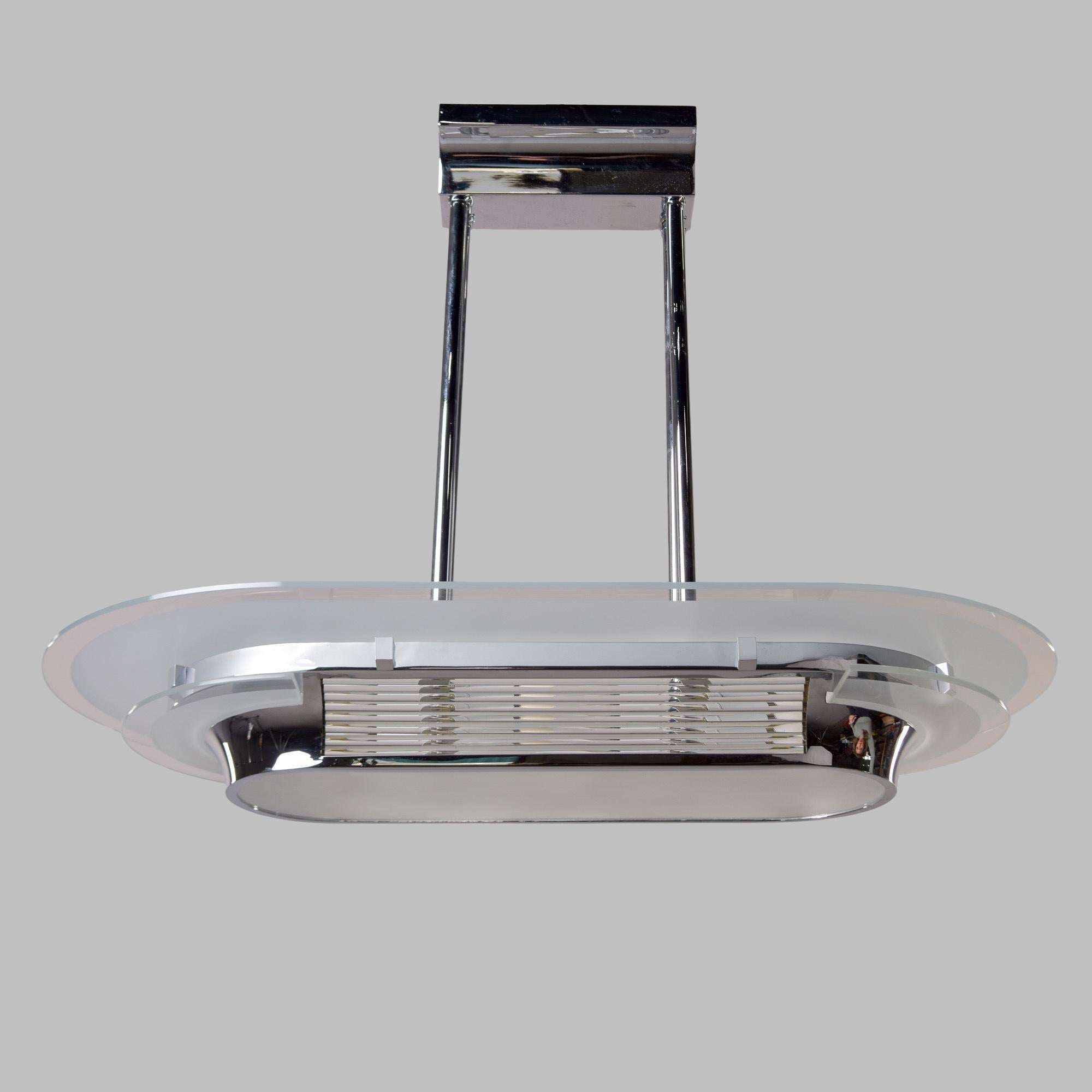 Questa lampada a sospensione in stile Art Déco/Modernista risale agli anni Quaranta. Questo apparecchio esemplifica le linee e gli elementi di design dell'ultimo periodo dell'Art Déco che hanno preceduto il look più modernista degli anni '50. Le