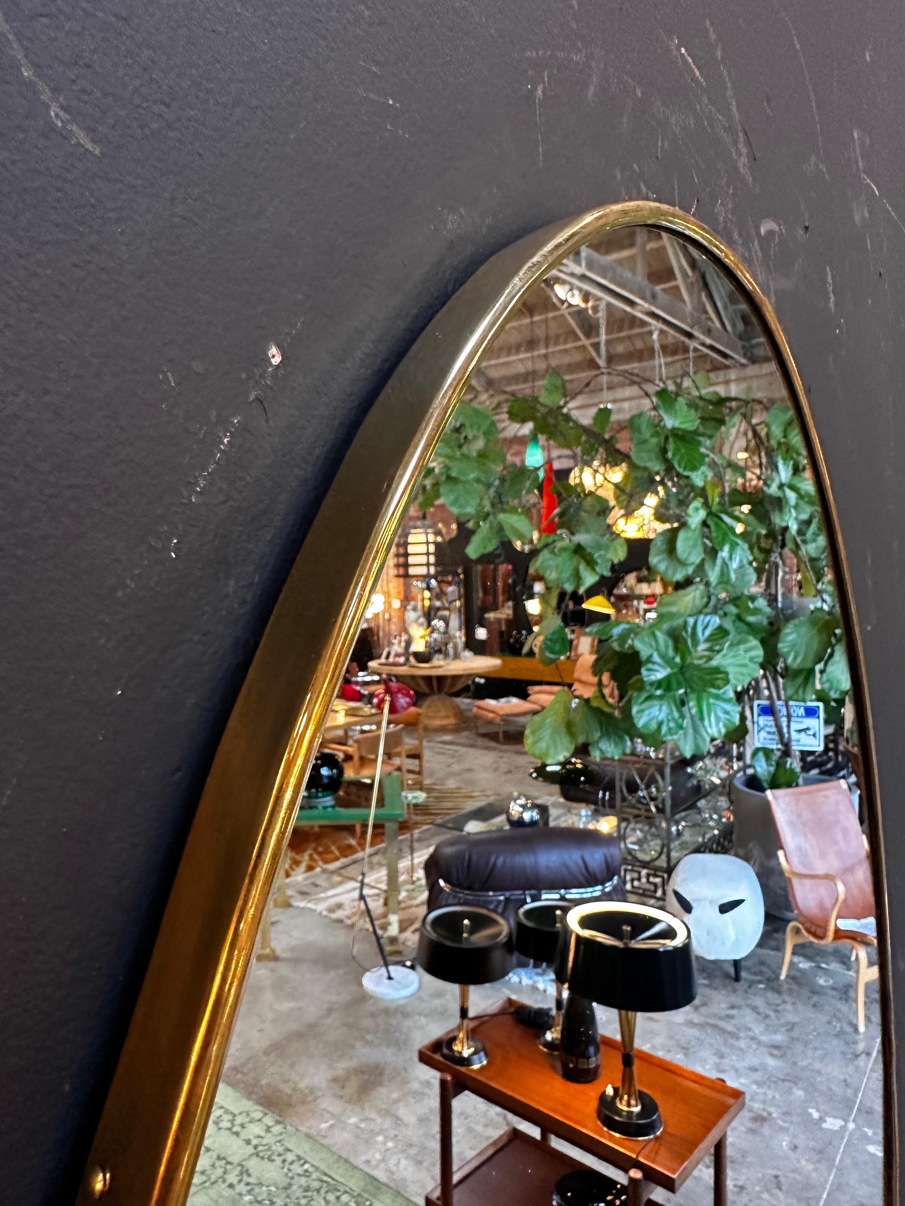 Vintage Italian Oval Brass Wall Mirror 1980 In Good Condition For Sale In Los Angeles, CA