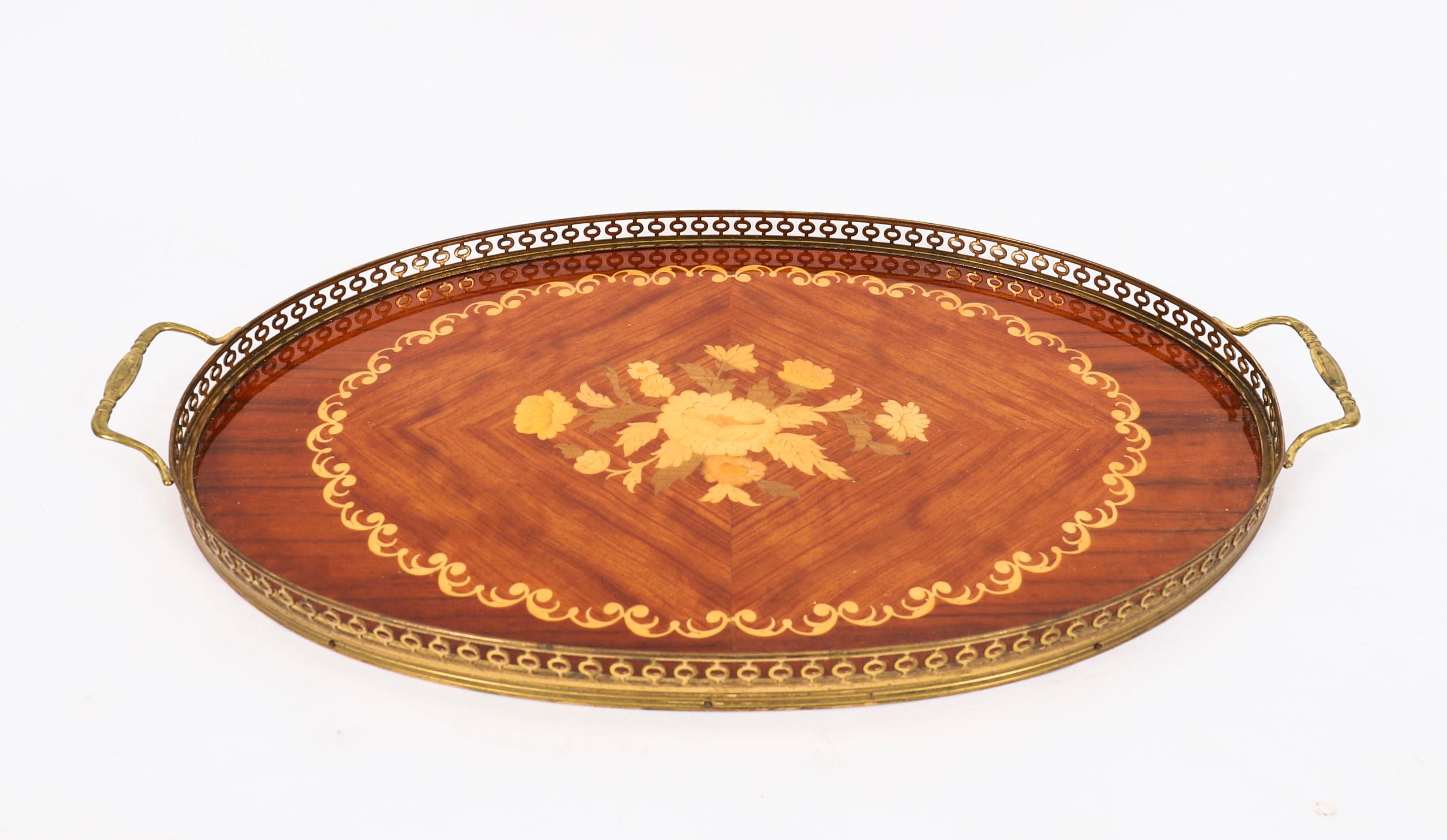 Dies ist eine schöne Vintage italienischen Sorrento Nussbaum und Ormolu Getränke Tablett.

Das ovale Tablett ist sehr dekorativ, mit üppiger Blumenmarketerie und einem zentralen Blumenbouquet mit durchbrochenen Ormolu-Bordüren und Griffen.

Er kann