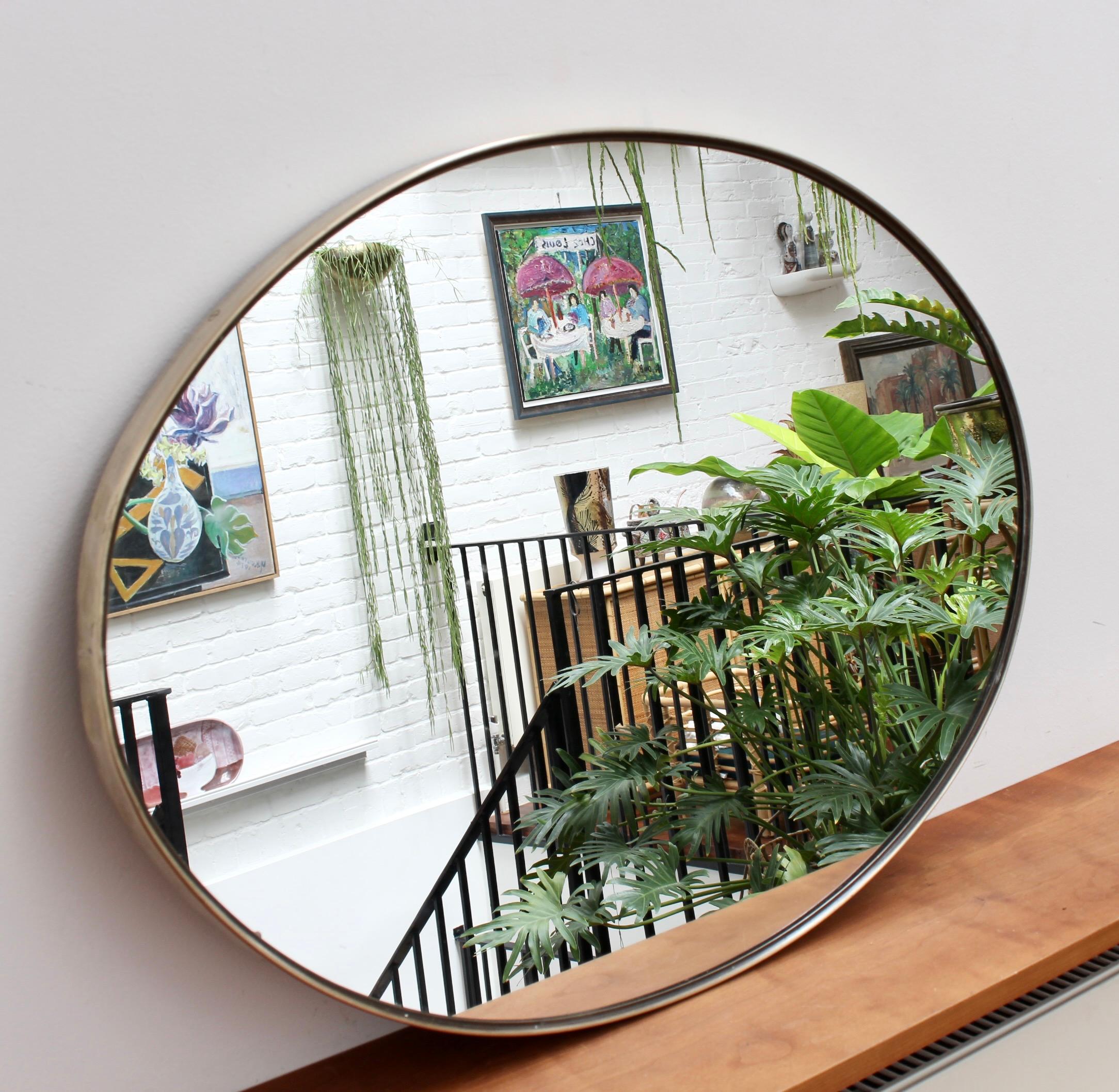 Vintage Italian Oval Wall Mirror with Brass Frame, circa 1950s In Good Condition In London, GB