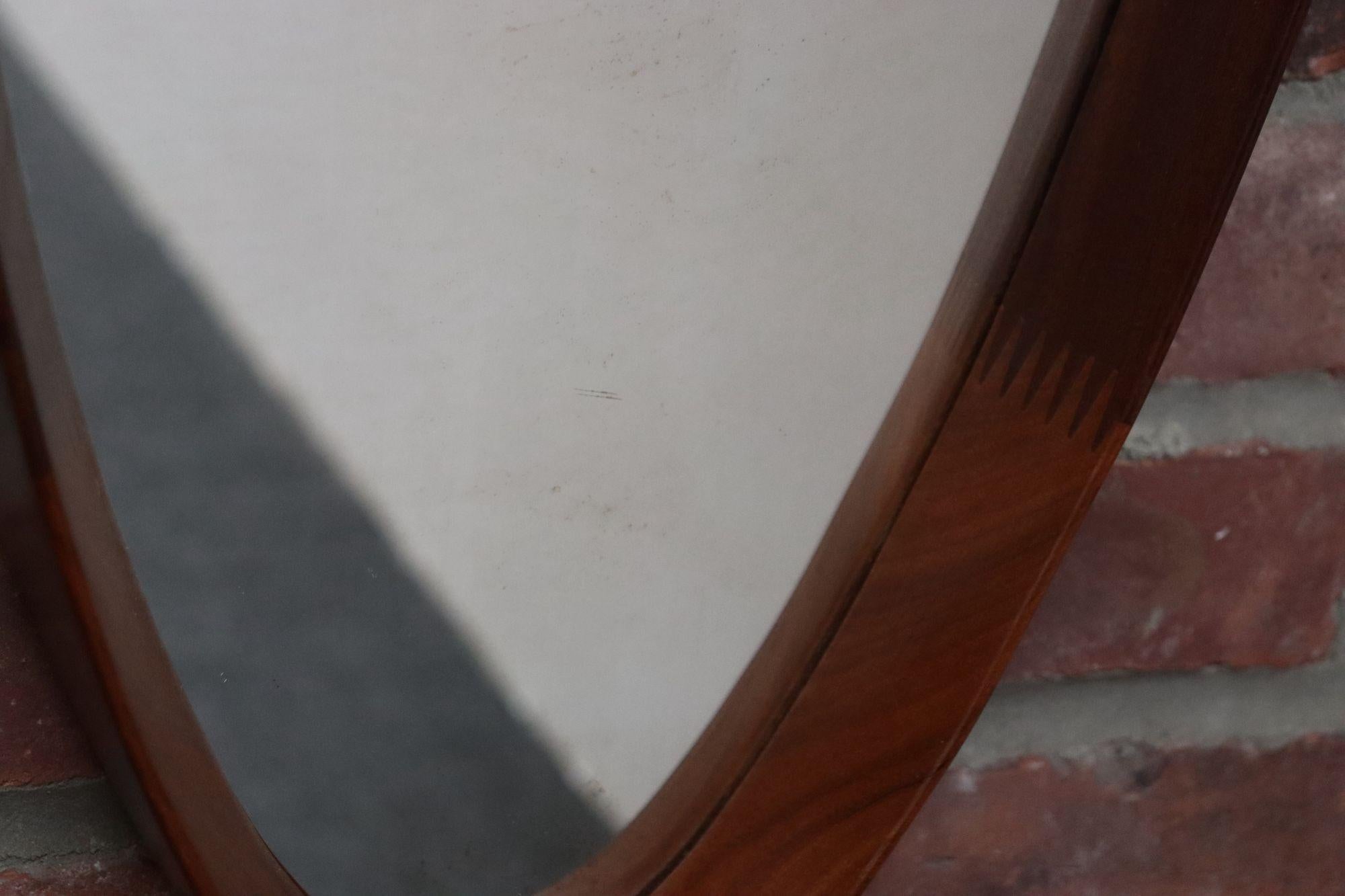 Specchio da parete ovale italiano d'epoca in noce con cinghia originale in corda in vendita 2