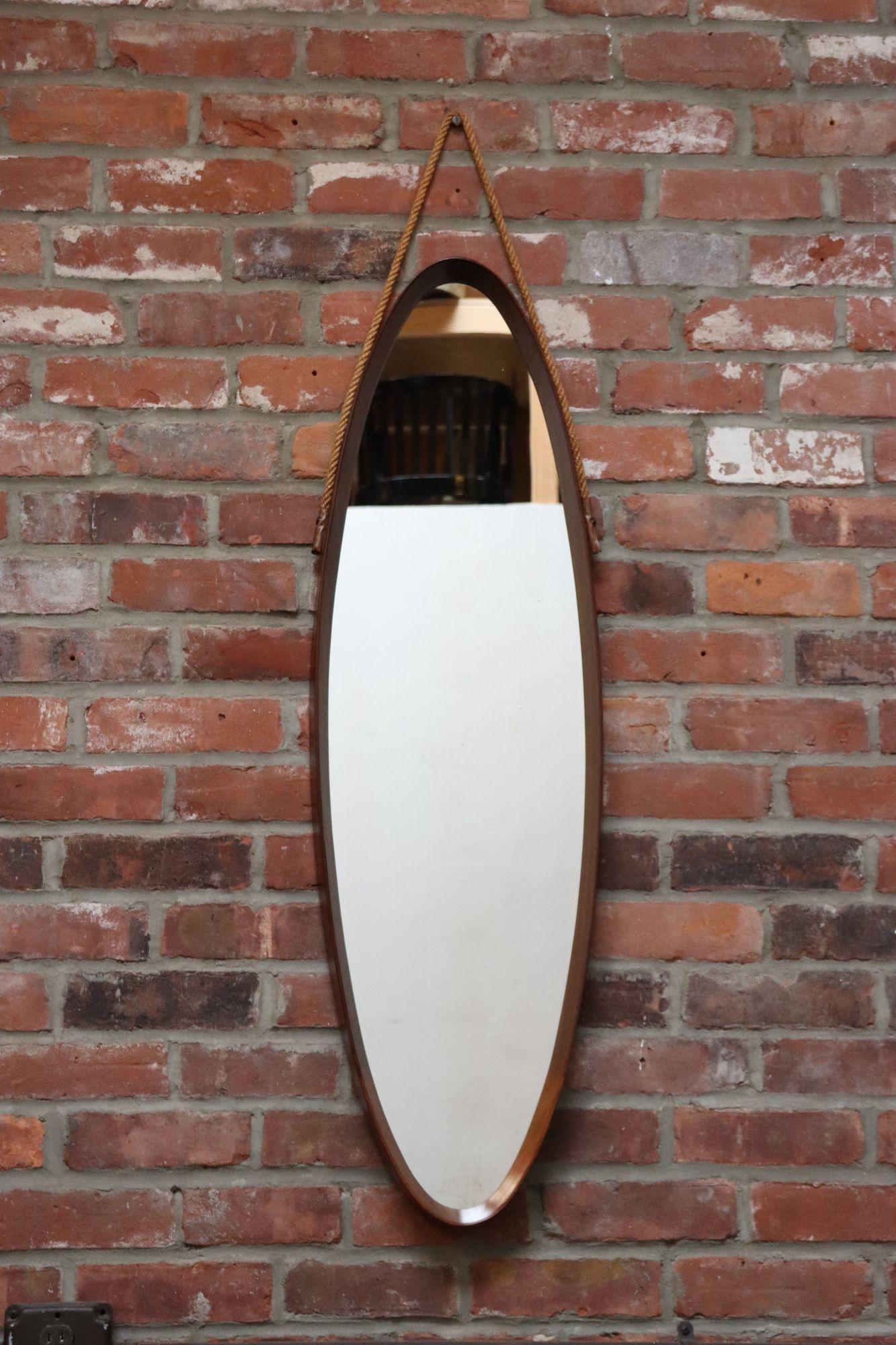Specchio da parete ovale italiano d'epoca in noce con cinghia originale in corda in vendita 8