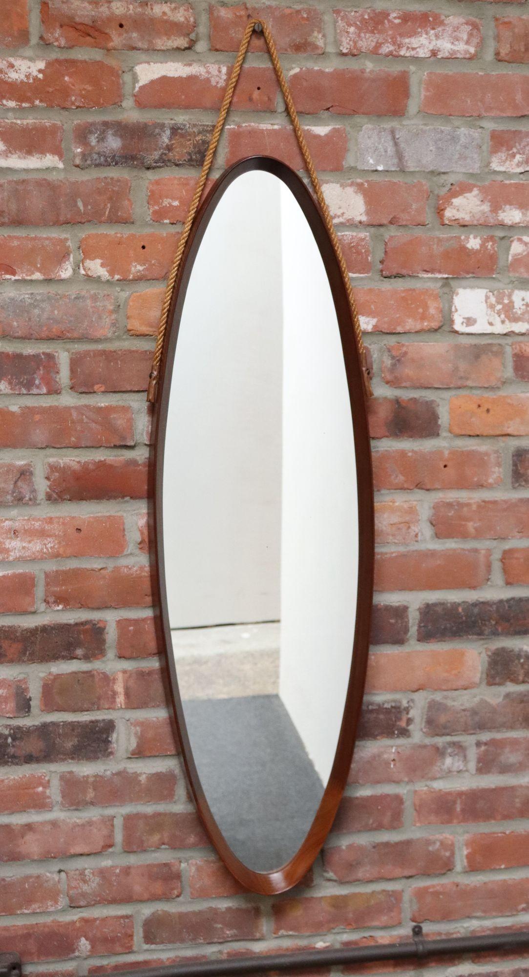 Specchio da parete ovale italiano d'epoca in noce con cinghia originale in corda in vendita 9