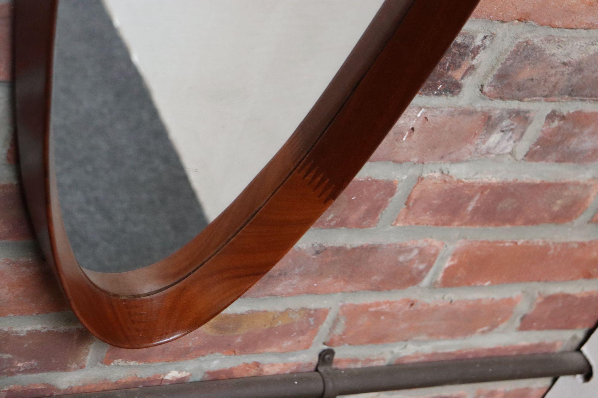 Specchio da parete ovale italiano d'epoca in noce con cinghia originale in corda in vendita 10