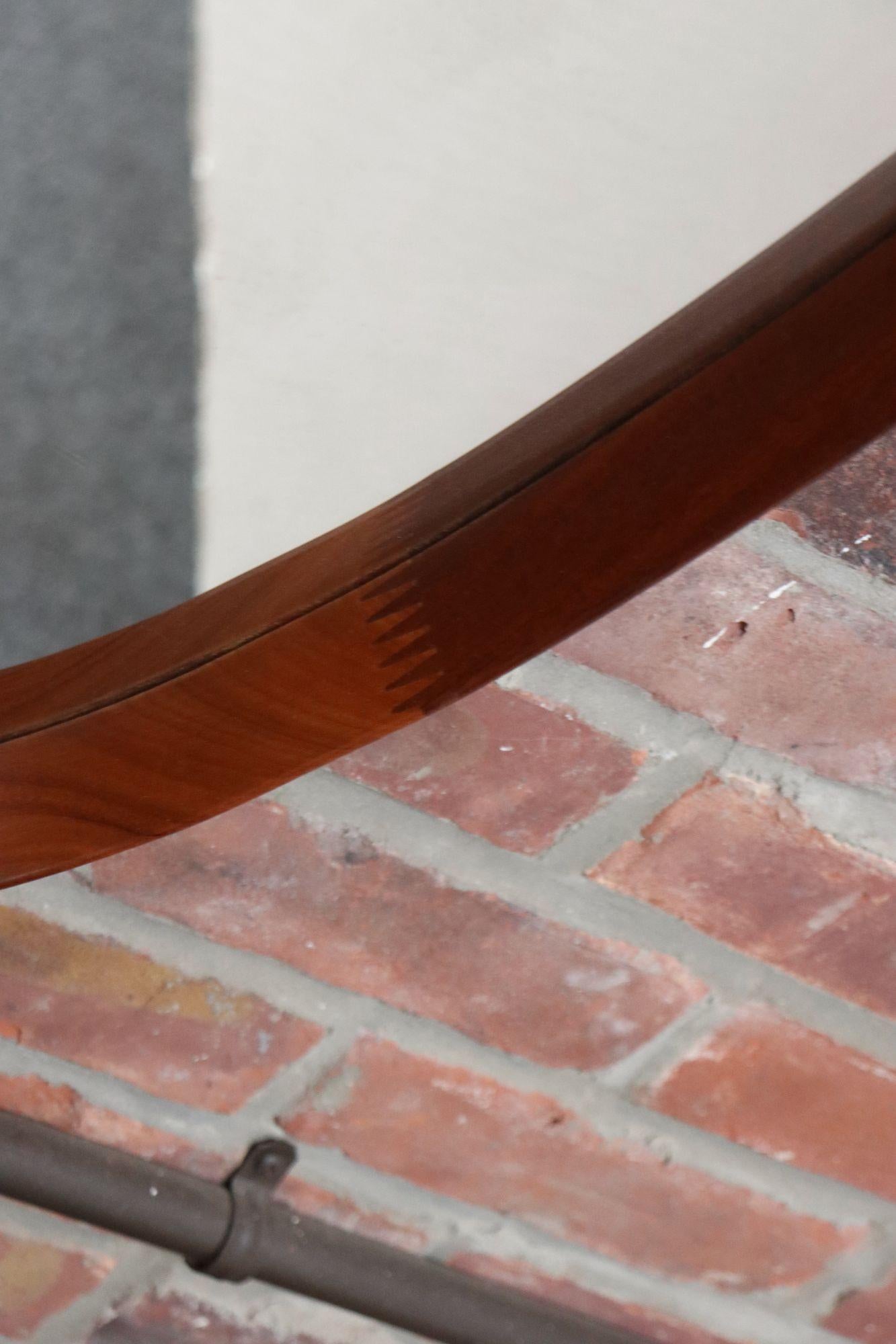 Specchio da parete ovale italiano d'epoca in noce con cinghia originale in corda in vendita 11