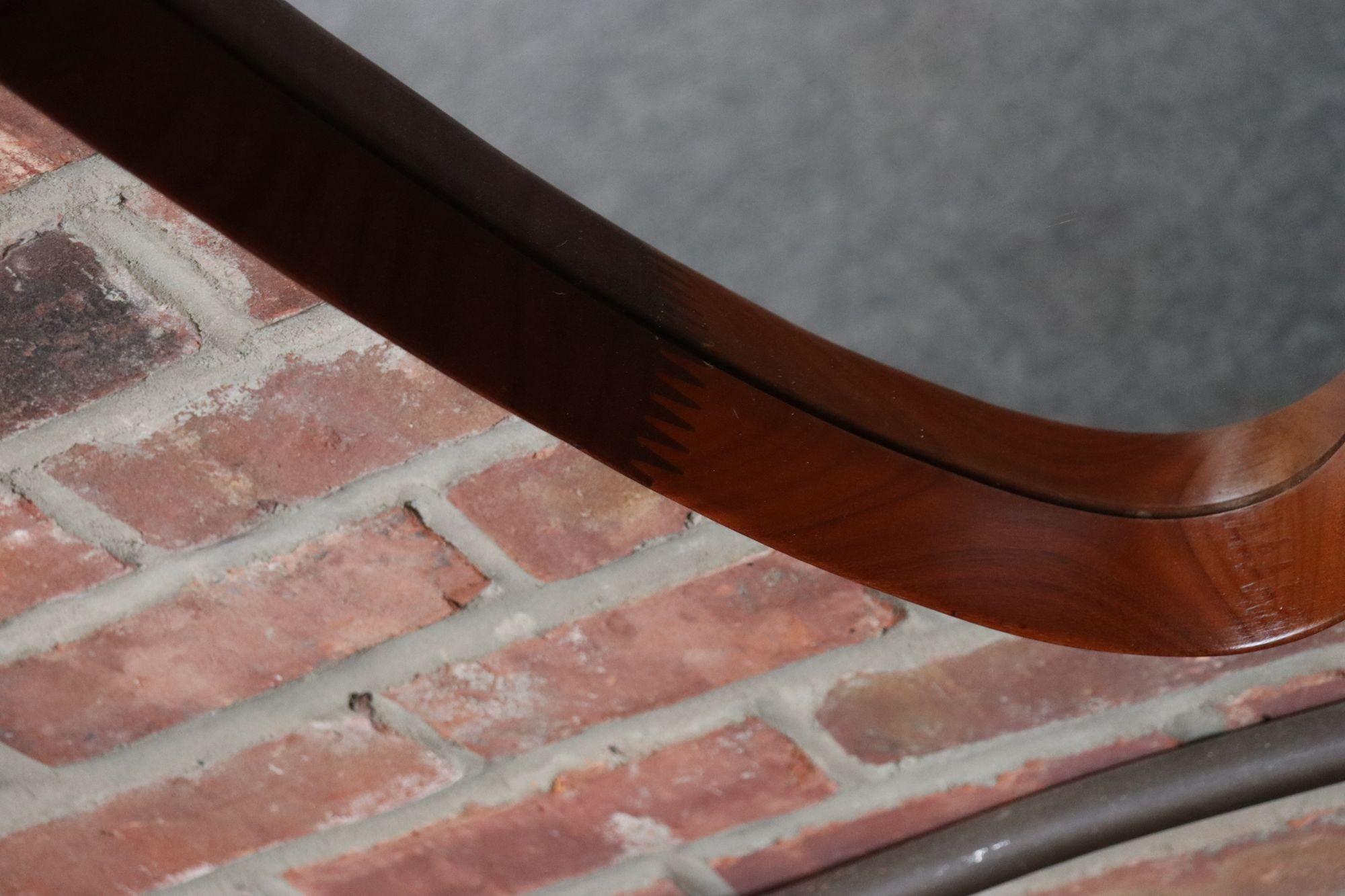 Specchio da parete ovale italiano d'epoca in noce con cinghia originale in corda in vendita 12
