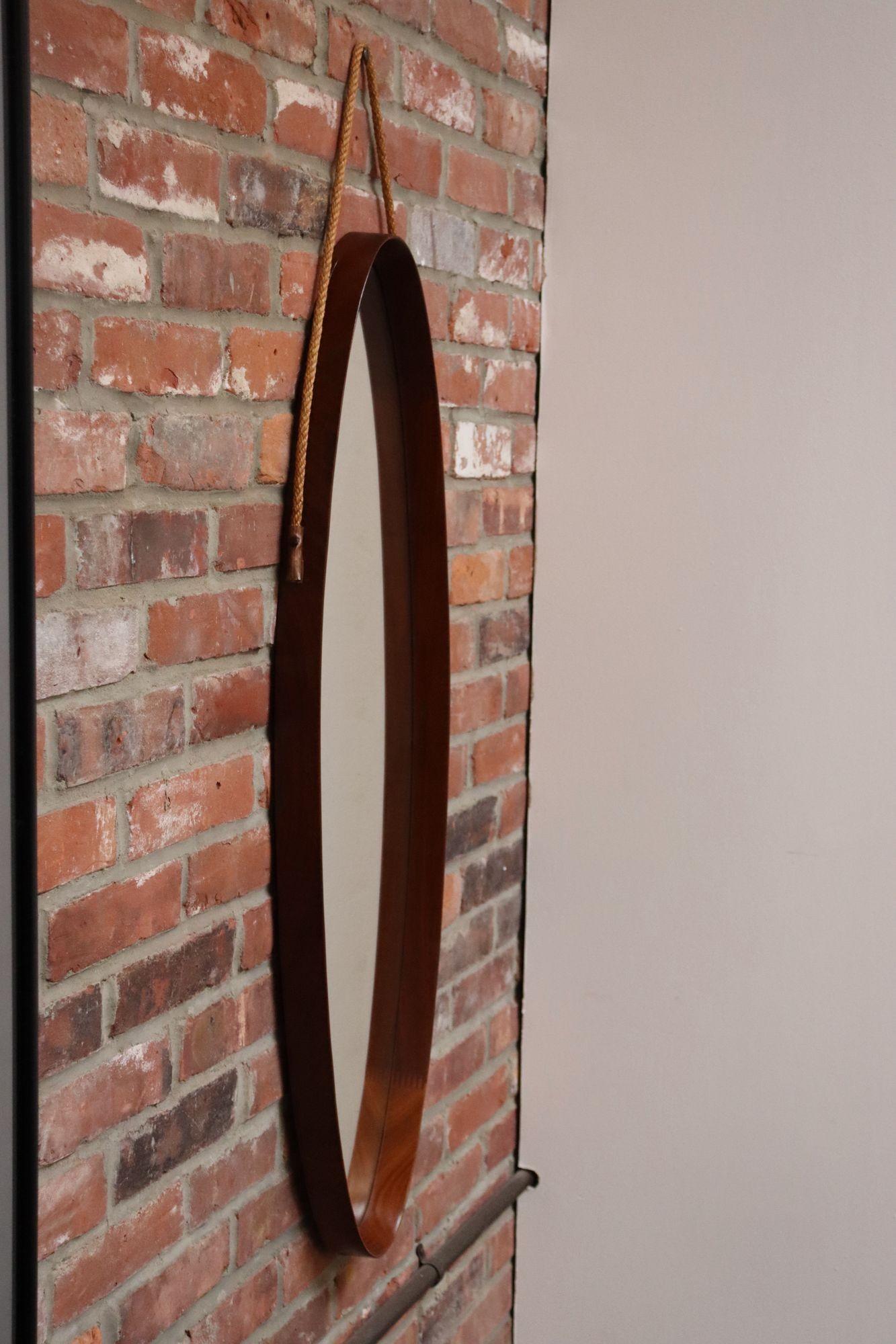 Mid-Century moderno Specchio da parete ovale italiano d'epoca in noce con cinghia originale in corda in vendita