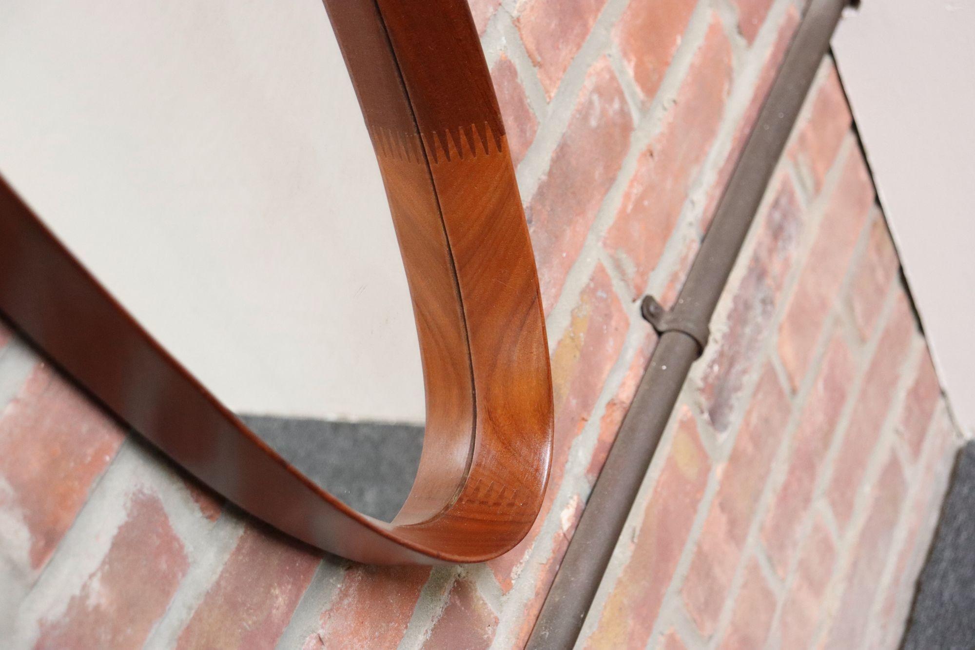 Metà XX secolo Specchio da parete ovale italiano d'epoca in noce con cinghia originale in corda in vendita
