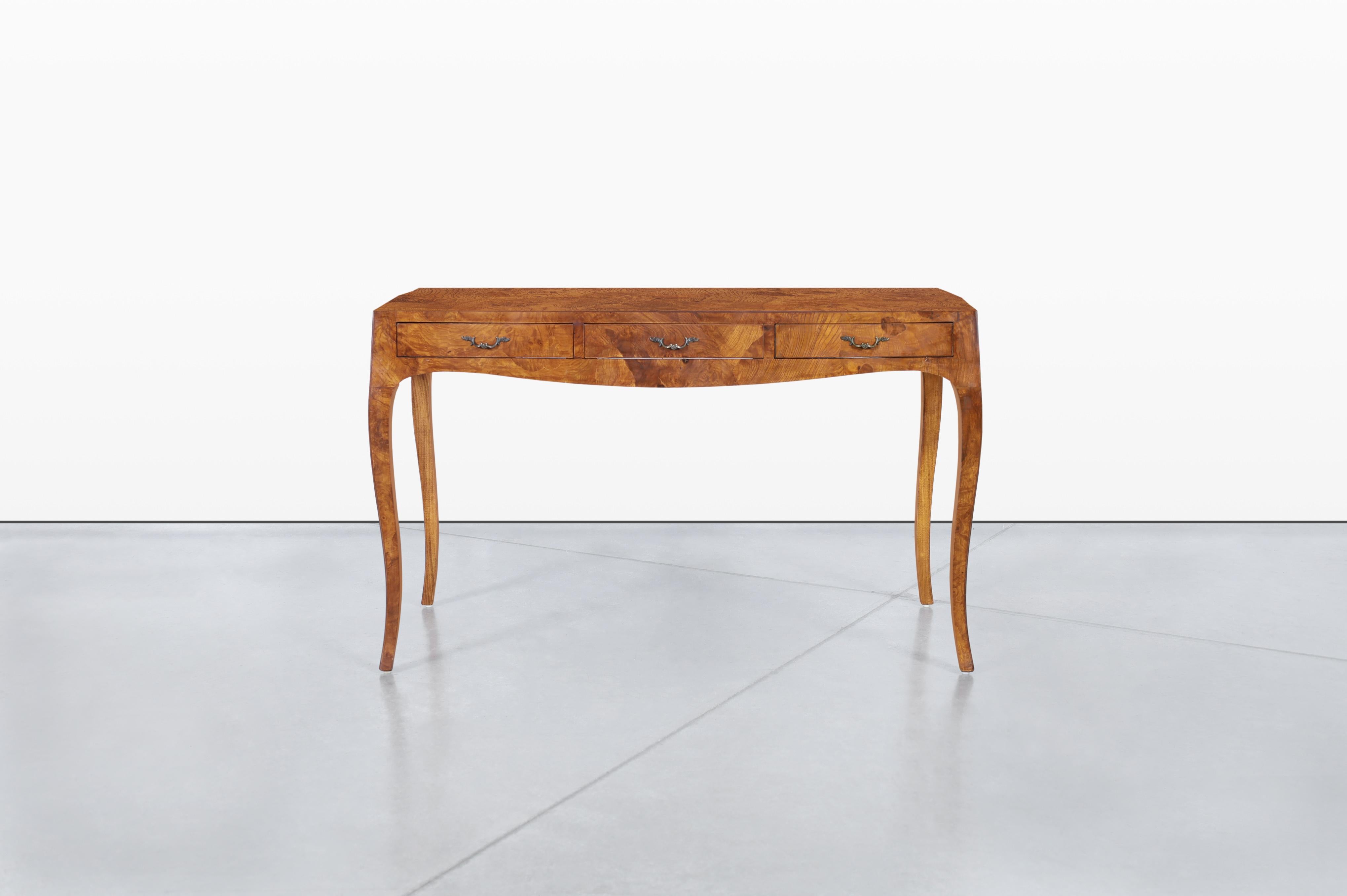 Vintage Italian Oyster Burl Wood Writing Desk Latón en venta