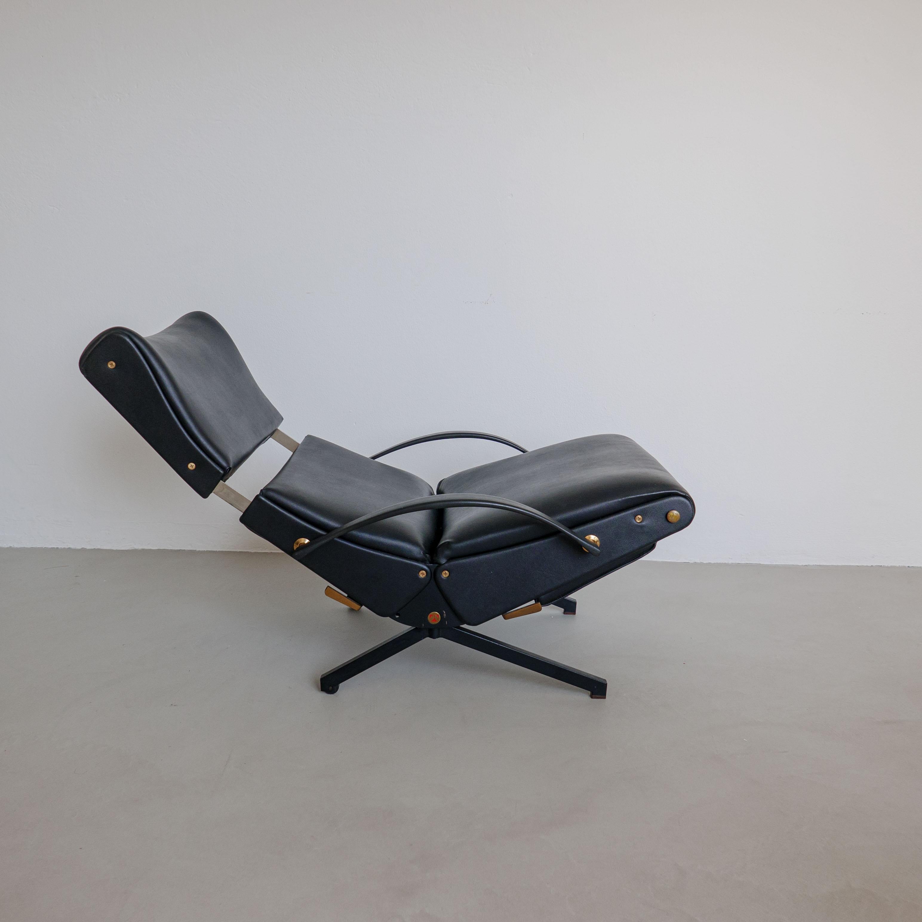 Vintage Italian Borsani P40 Reclining Lounge Chair, Original Black Leather In Good Condition For Sale In Milano, IT