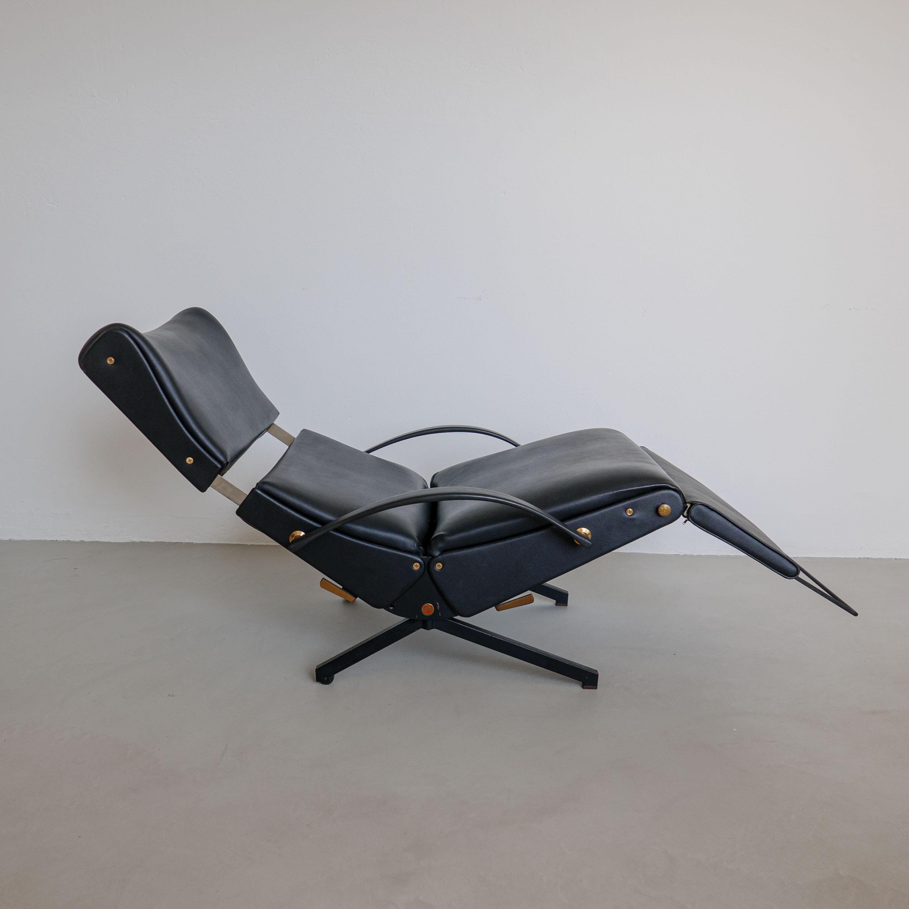Vintage Italian Borsani P40 Reclining Lounge Chair, Original Black Leather Bon état - En vente à Milano, IT