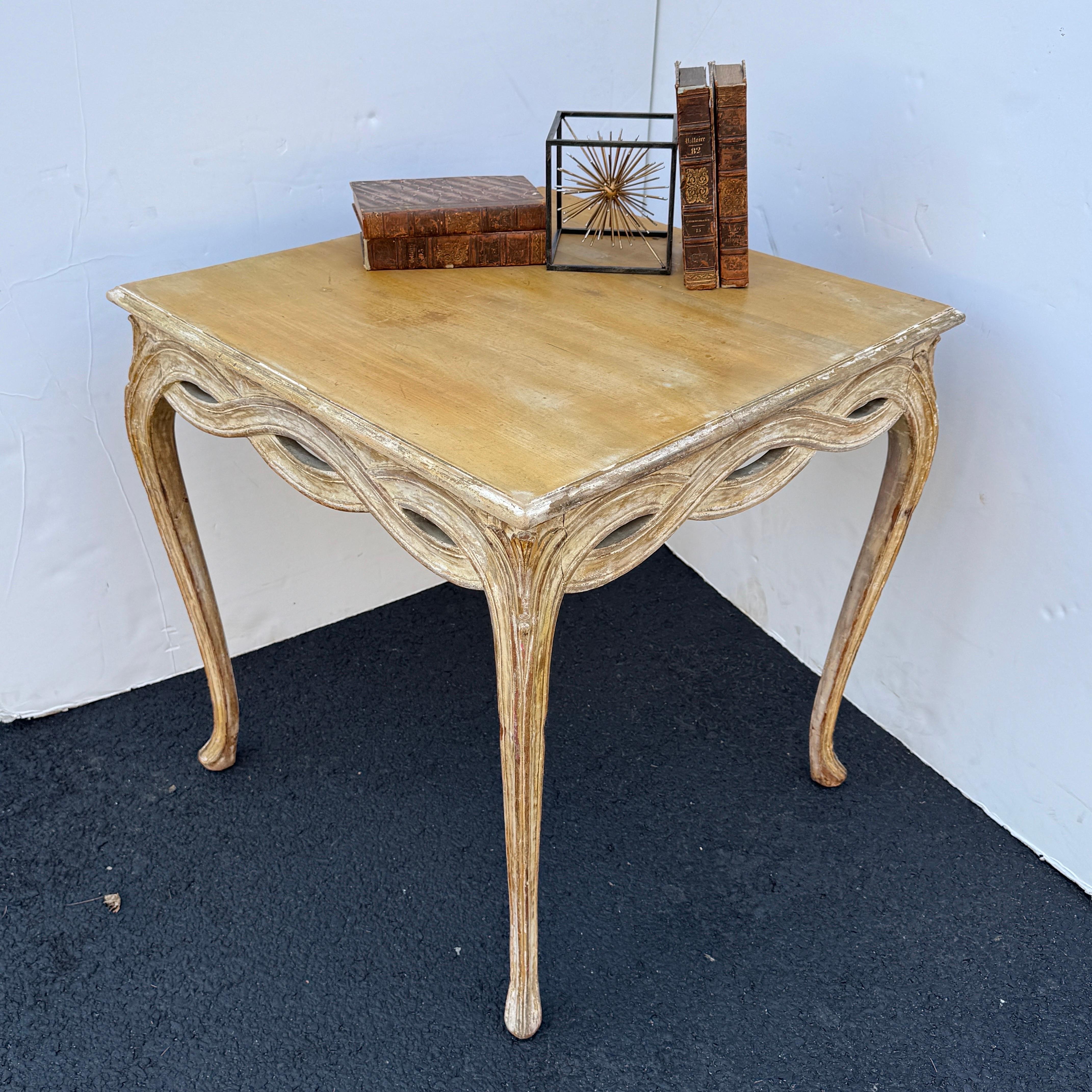 Questo bellissimo tavolo in legno italiano è perfetto come tavolo da gioco o come tavolo da cucina in un ambiente domestico formale o informale. Il tavolo in legno chiaro ha un bellissimo bagliore caldo e una patina fantastica.