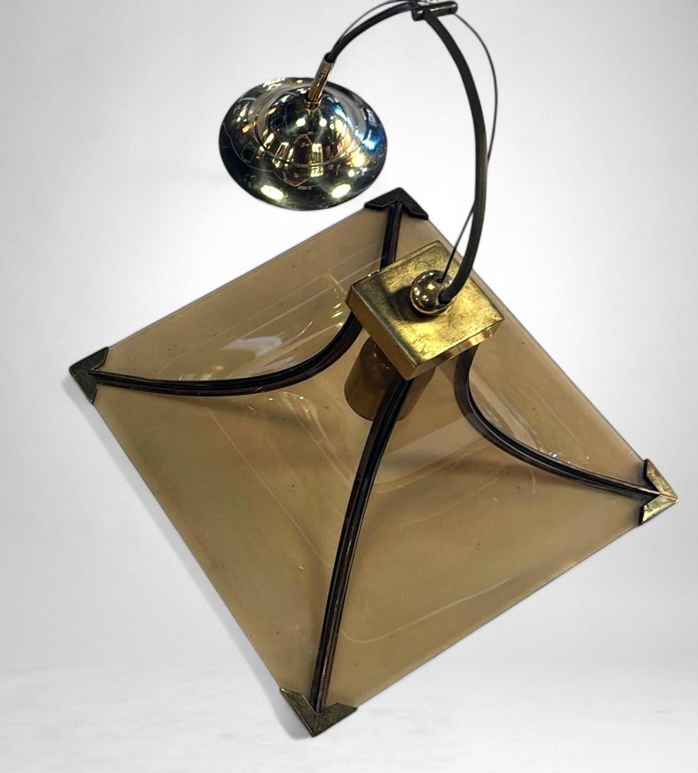 Vintage Italian Coppia di lampadari italiani in vetro fumé e ottone in vendita 2