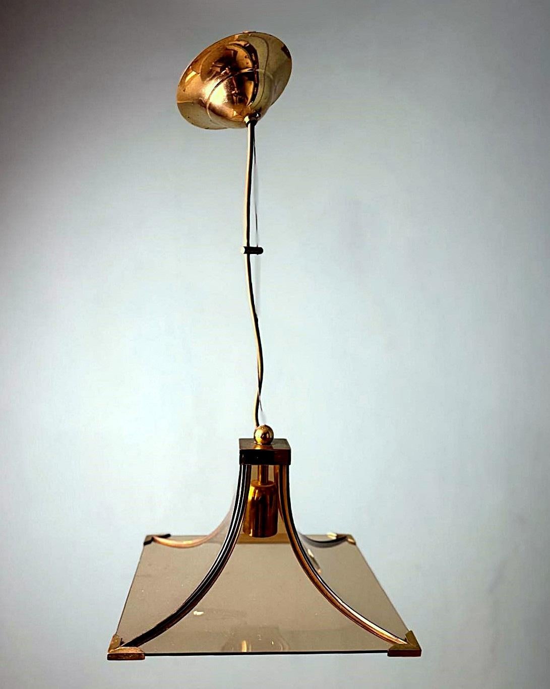 Vintage Italian Coppia di lampadari italiani in vetro fumé e ottone in vendita 4
