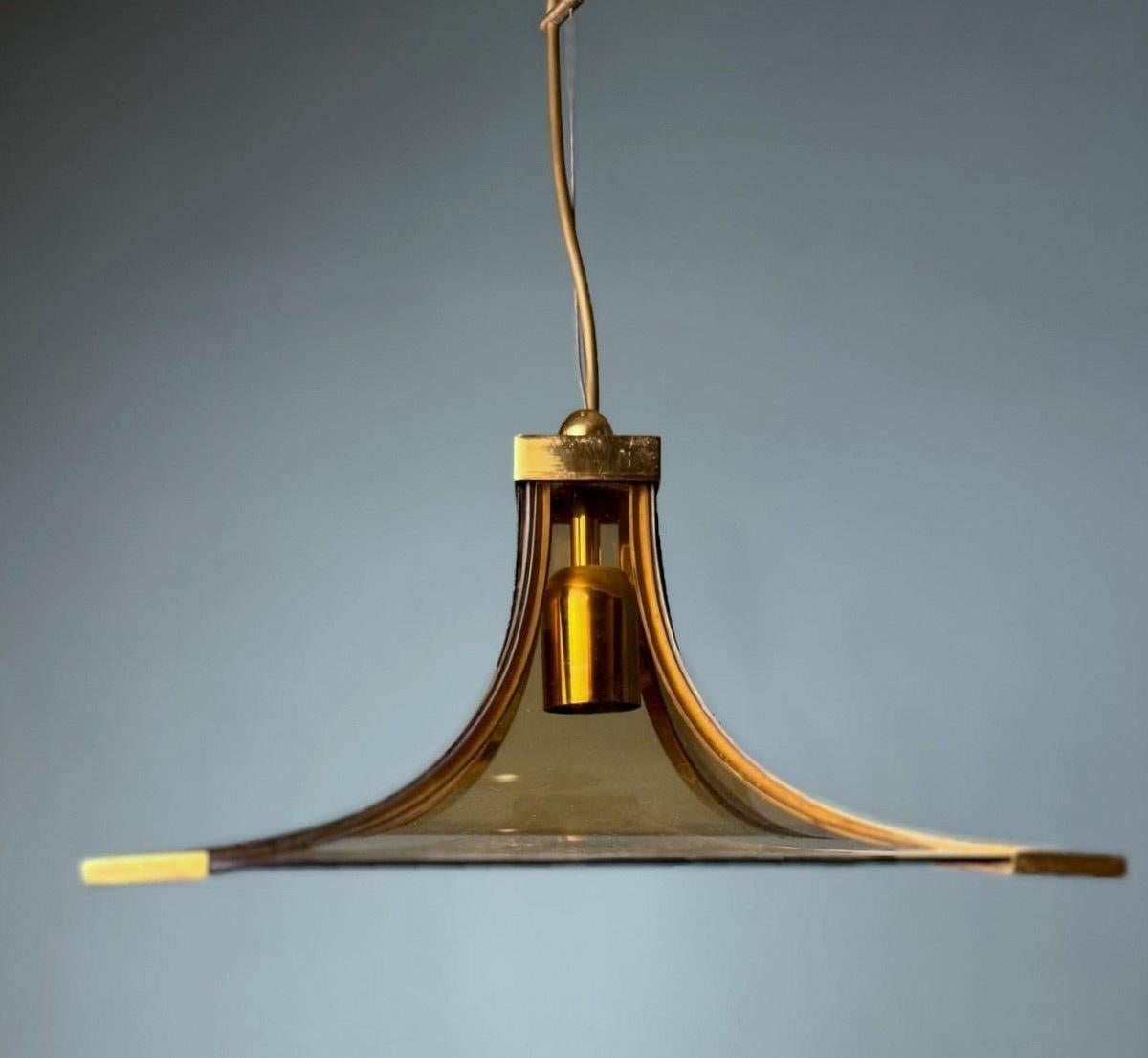 Vintage Italian Coppia di lampadari italiani in vetro fumé e ottone in vendita 6