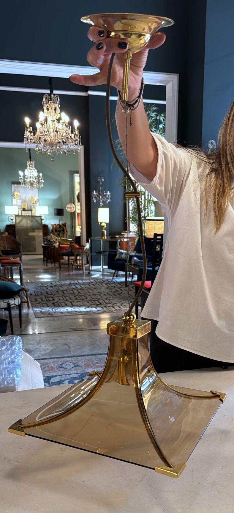Vintage Italian Coppia di lampadari italiani in vetro fumé e ottone in vendita 10