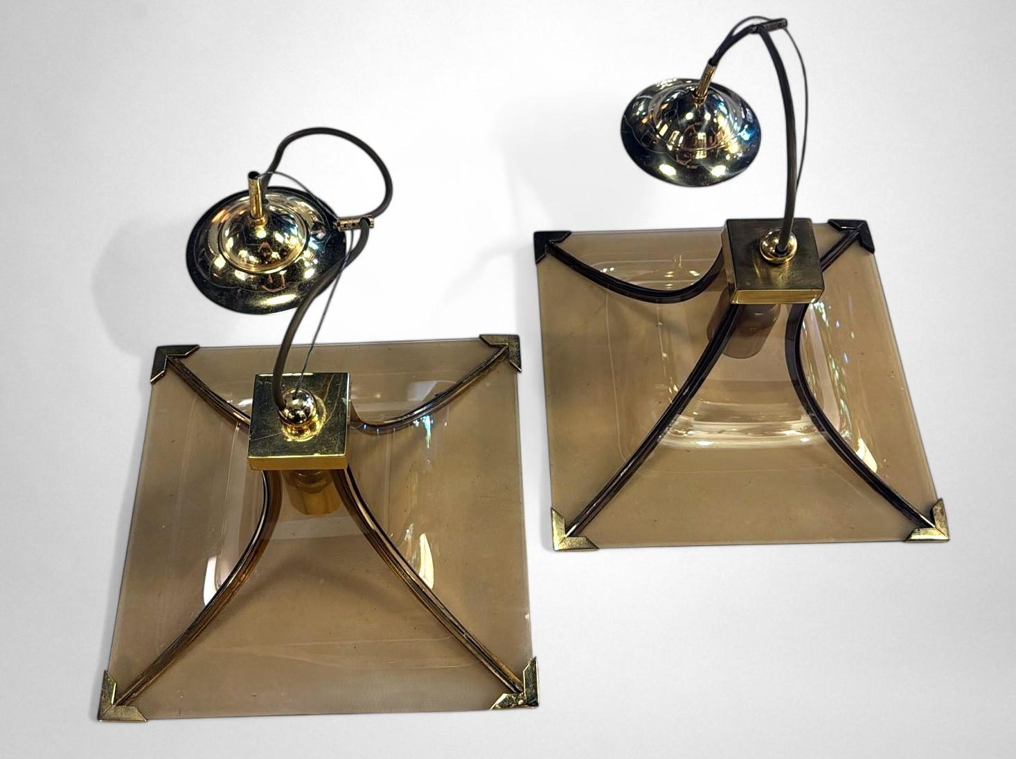Elegante coppia di lampadari da soffitto, modello Pagoda, attribuiti a Esperia (Poggibonsi, Toscana), realizzati tra il 1970 e il 1975 sotto l'influenza stilistica di Angelo Brotto. Perfetto per interni sofisticati in cui design e luce si fondono in