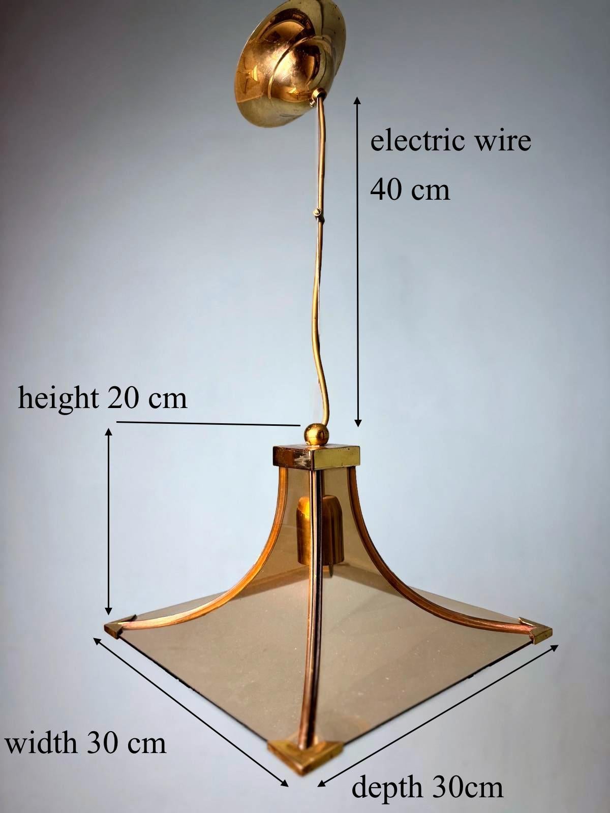 Vintage Italian Coppia di lampadari italiani in vetro fumé e ottone in vendita 12