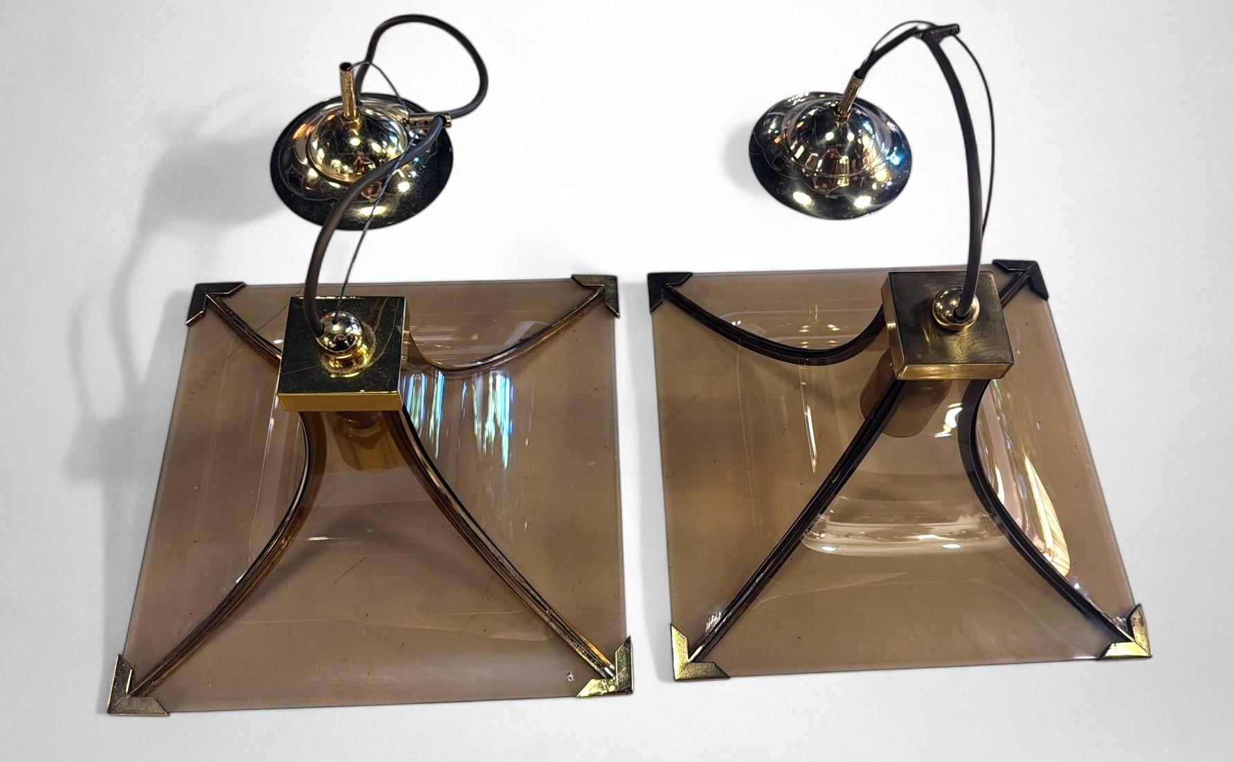 Mid-Century moderno Vintage Italian Coppia di lampadari italiani in vetro fumé e ottone in vendita