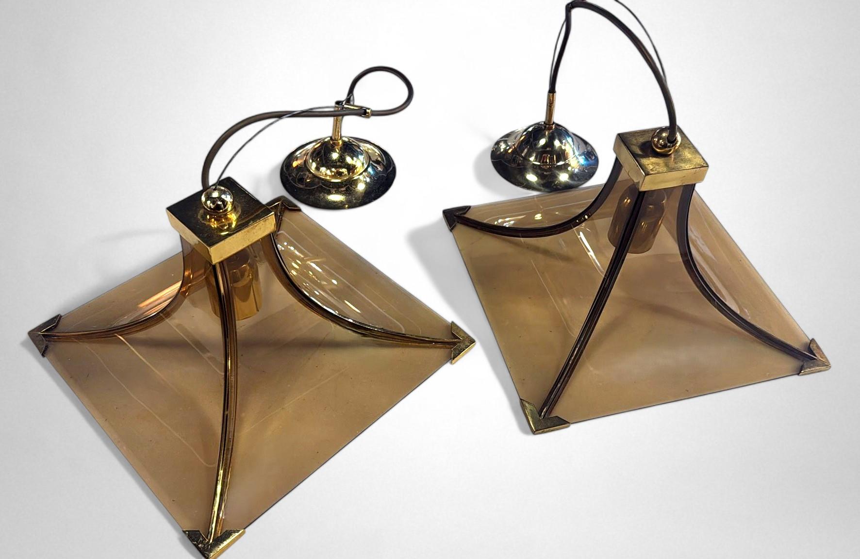 Italiano Vintage Italian Coppia di lampadari italiani in vetro fumé e ottone in vendita