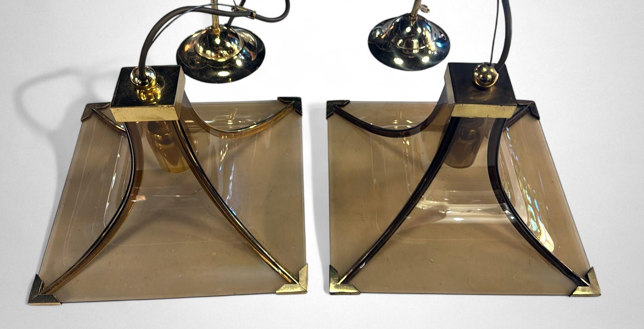 Lucidato Vintage Italian Coppia di lampadari italiani in vetro fumé e ottone in vendita