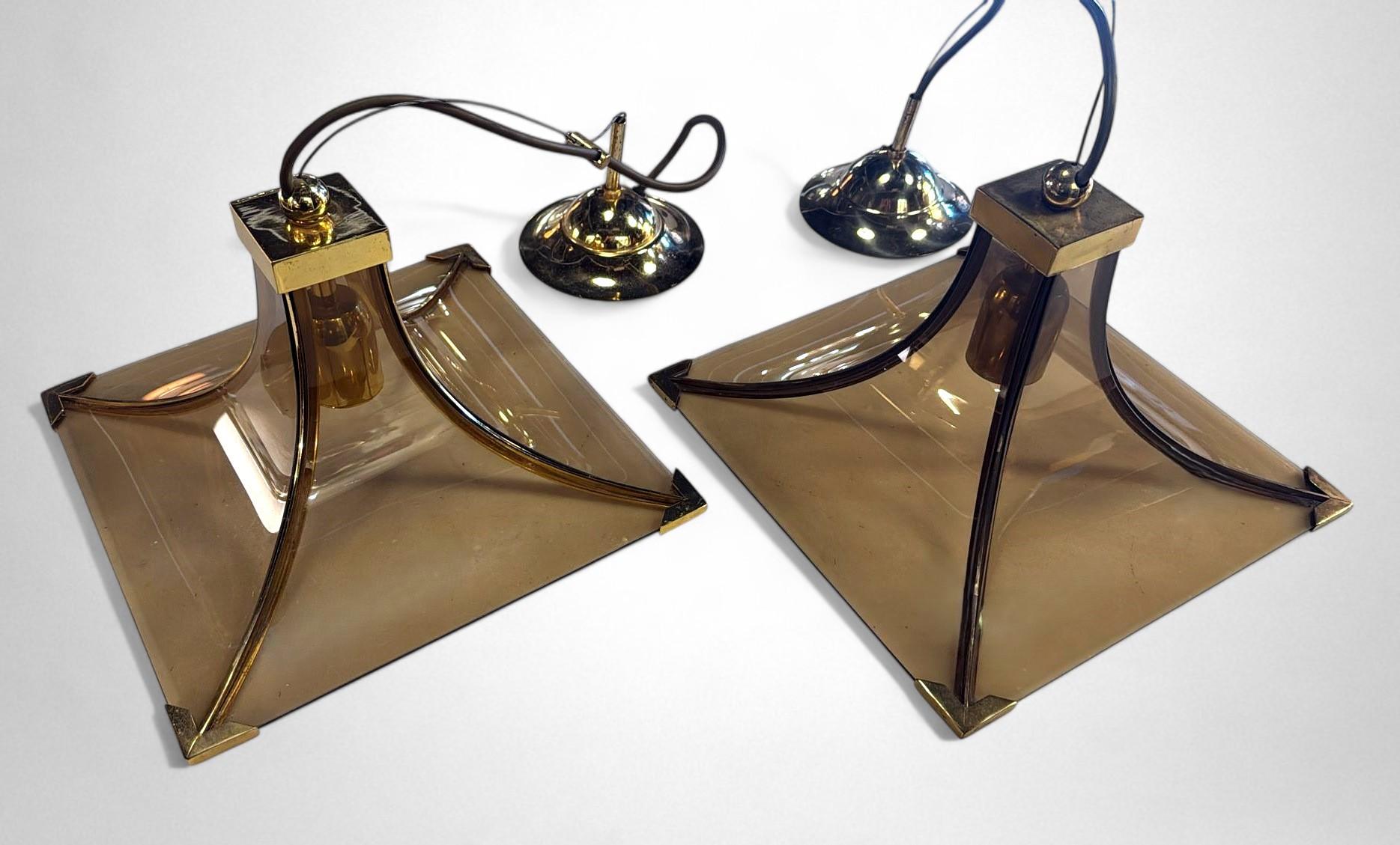 Ottone Vintage Italian Coppia di lampadari italiani in vetro fumé e ottone in vendita
