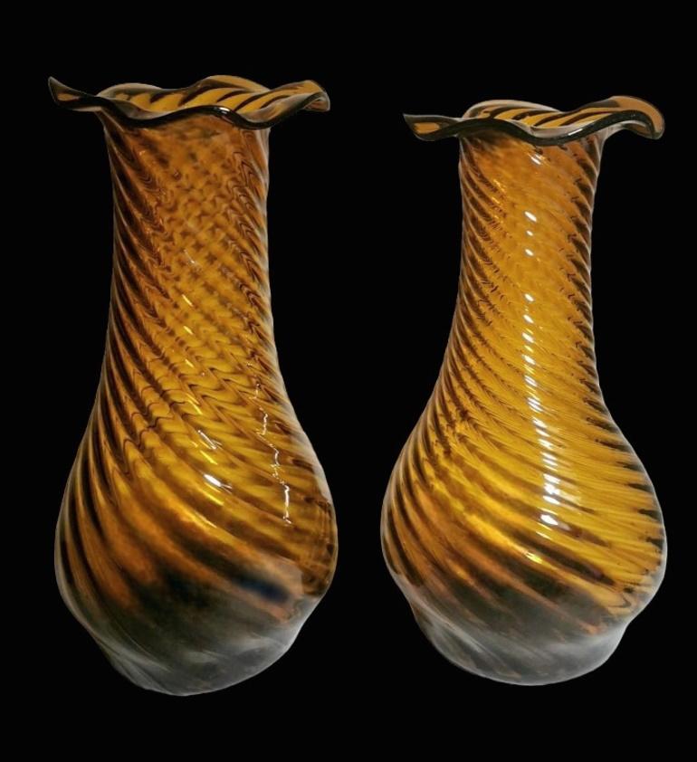 We kindly suggest you read the whole description, because with it we try to give you detailed technical and historical information to guarantee the authenticity of our objects.
Refined and graceful pair of blown glass vases; that were executed