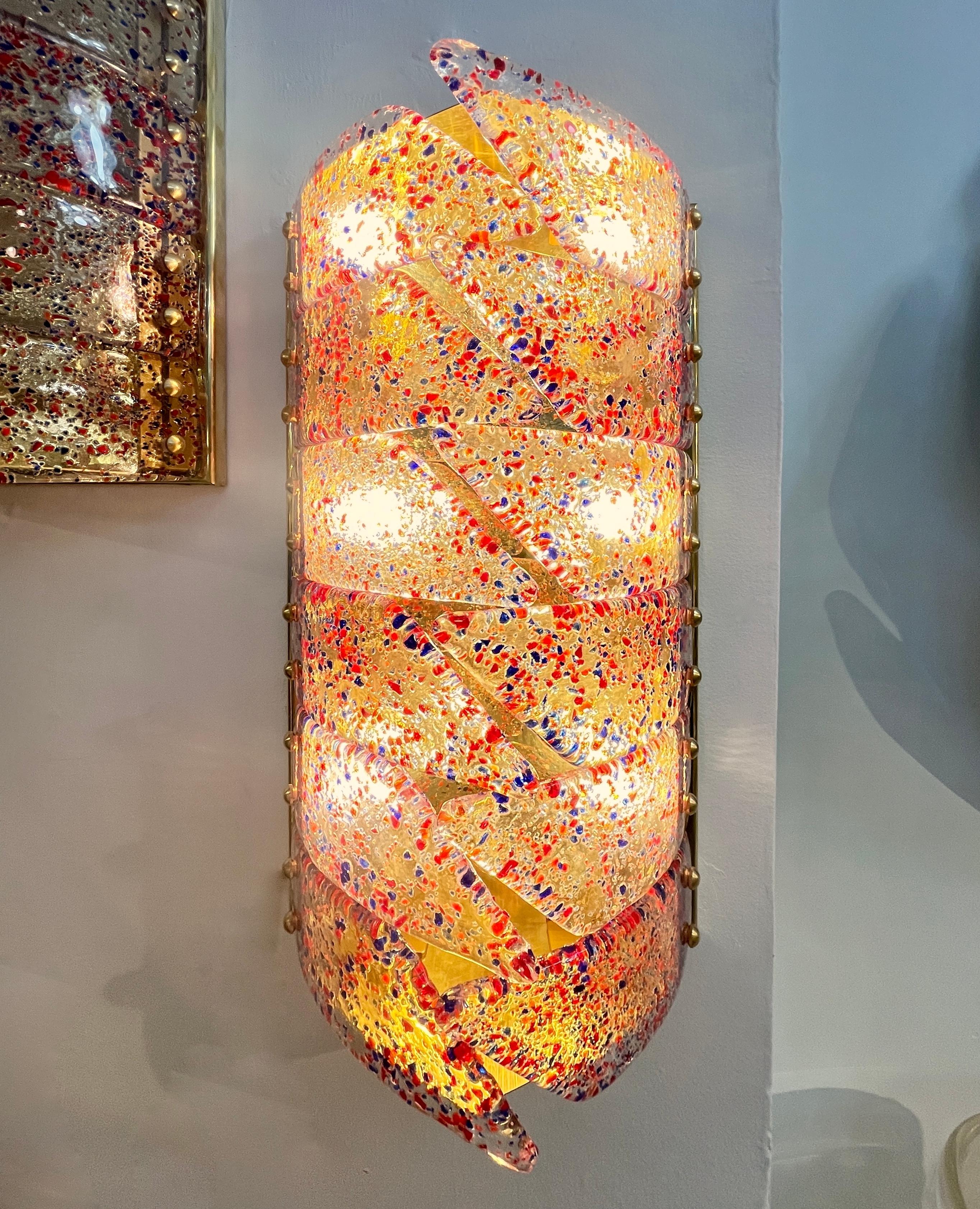Vetro di Murano moderno di met�à secolo  Coppia artistica di lampade da parete o flushmounts di Italian Design, composta da nuove strutture in ottone rettangolari fatte a mano con pannelli curvi in vetro di Murano cristallino vintage che si