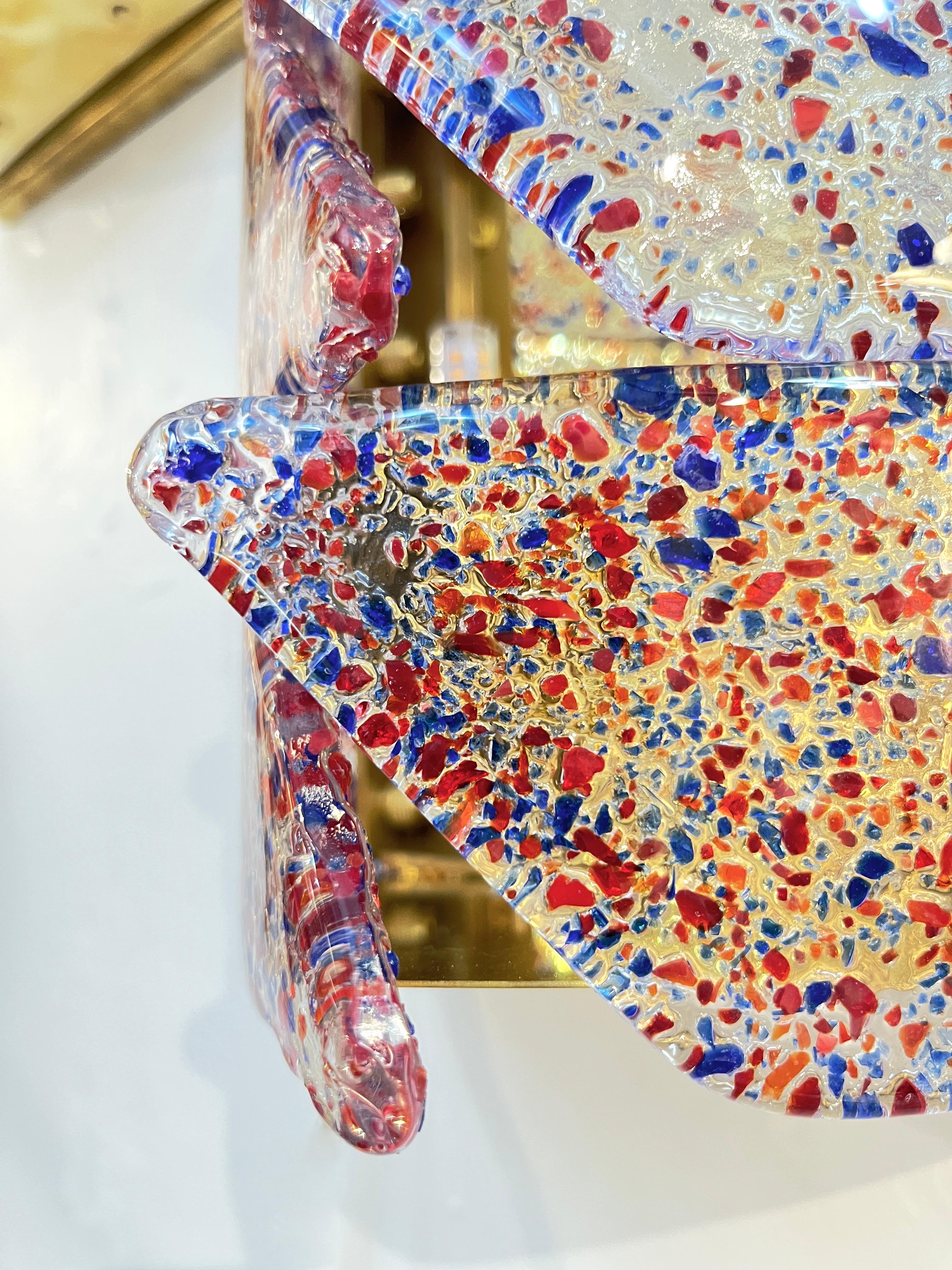 Fatto a mano Vintage Italian Glass Coppia di scensori in ottone con motivi policromi in vetro di Murano in vendita