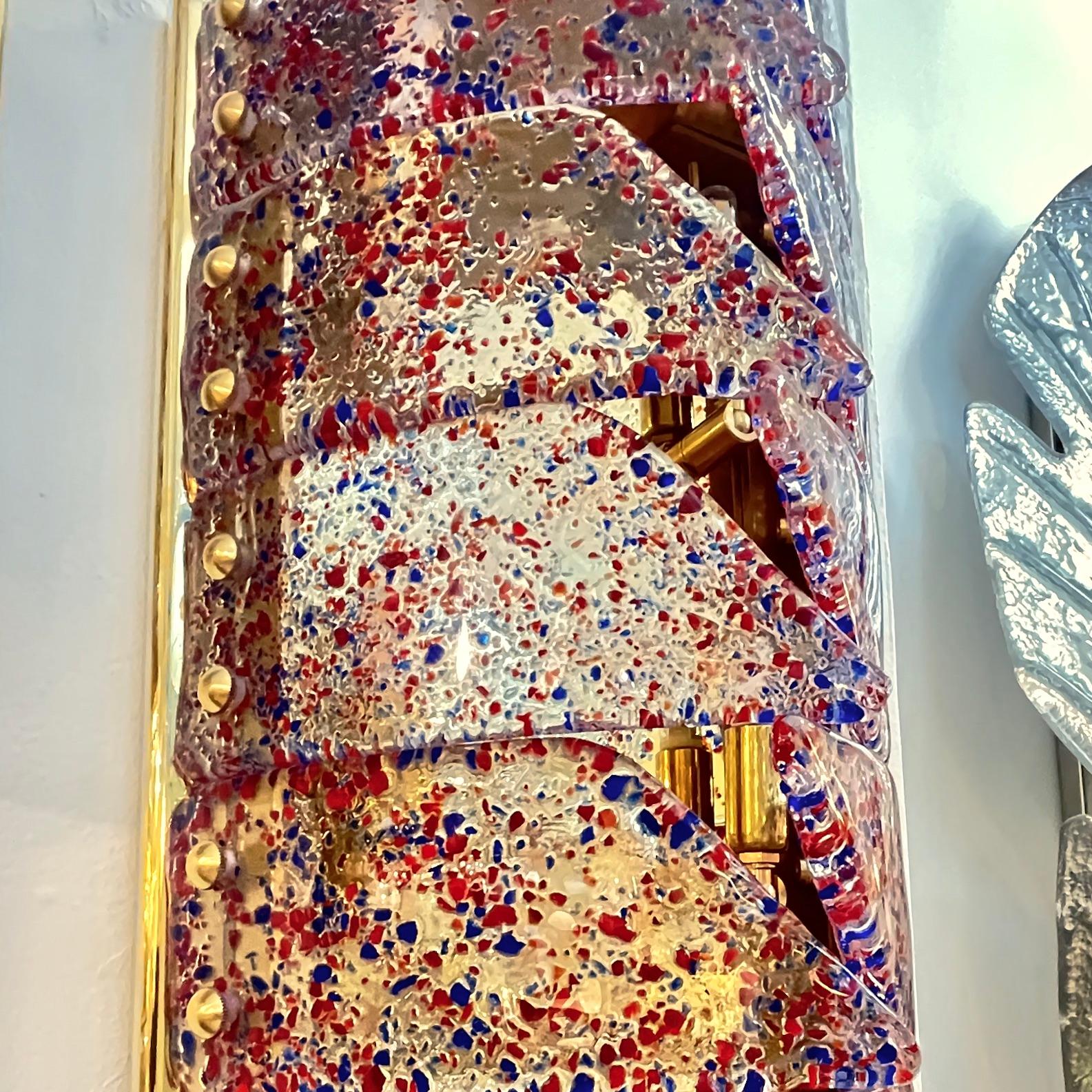 Vintage Italian Glass Coppia di scensori in ottone con motivi policromi in vetro di Murano In condizioni ottime in vendita a New York, NY