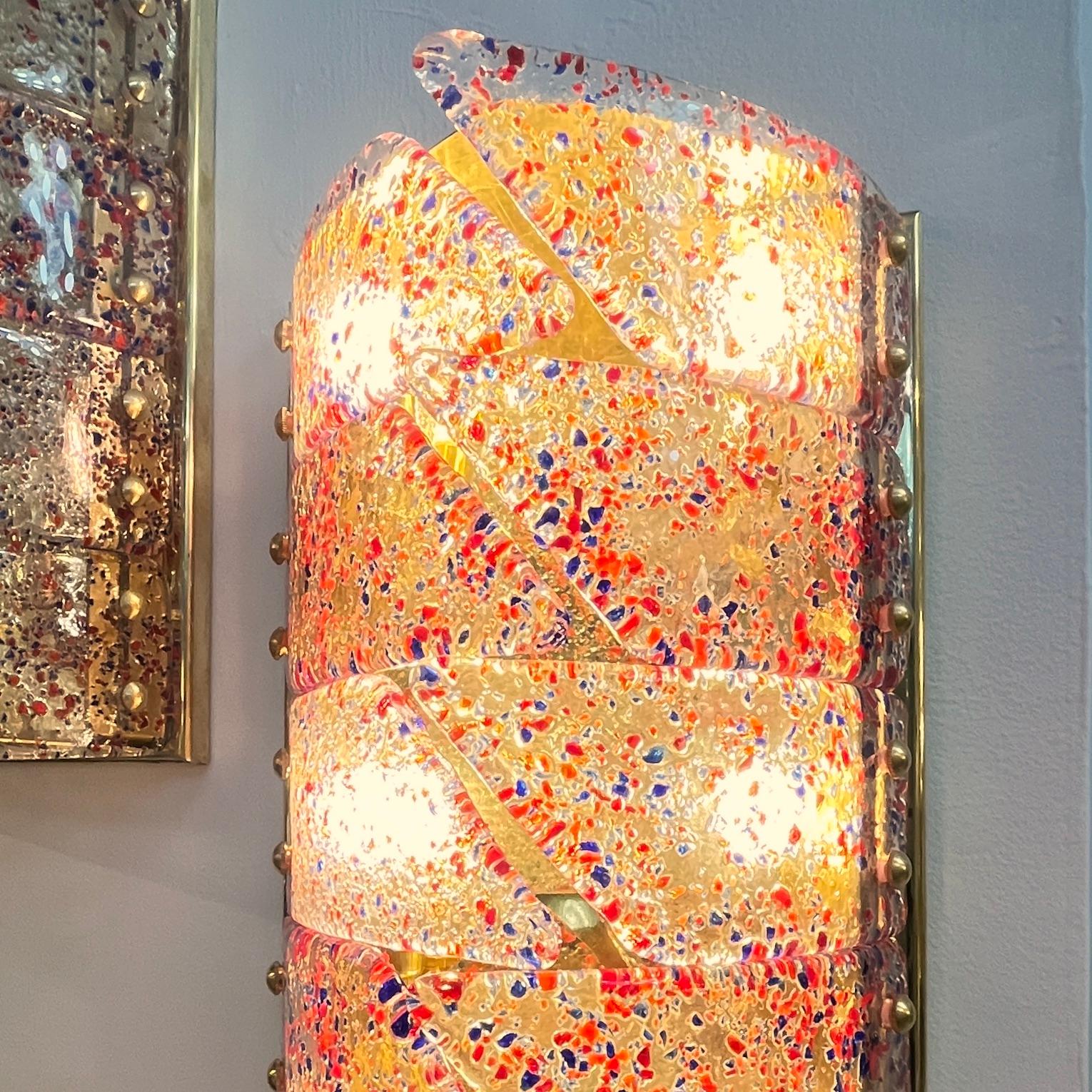 Vintage Italian Glass Coppia di scensori in ottone con motivi policromi in vetro di Murano in vendita 1