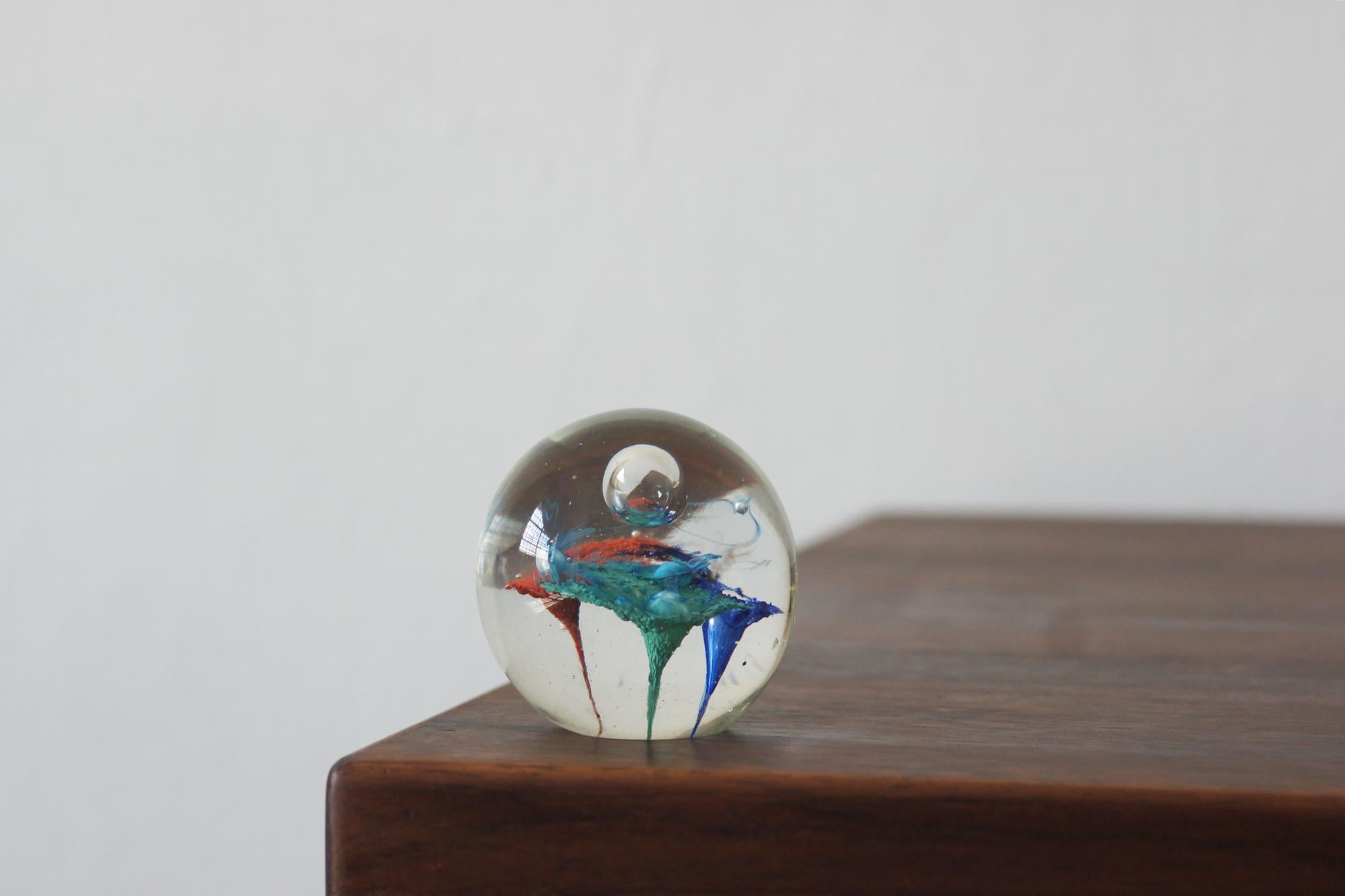 Fantasioso, artistico e gioioso! L'antico fermacarte è stato realizzato a mano da un maestro soffiatore di vetro.

Non si tratta solo di un pratico articolo da ufficio, ma anche di una piccola opera d'arte: elegante, sofisticata e ricca di
