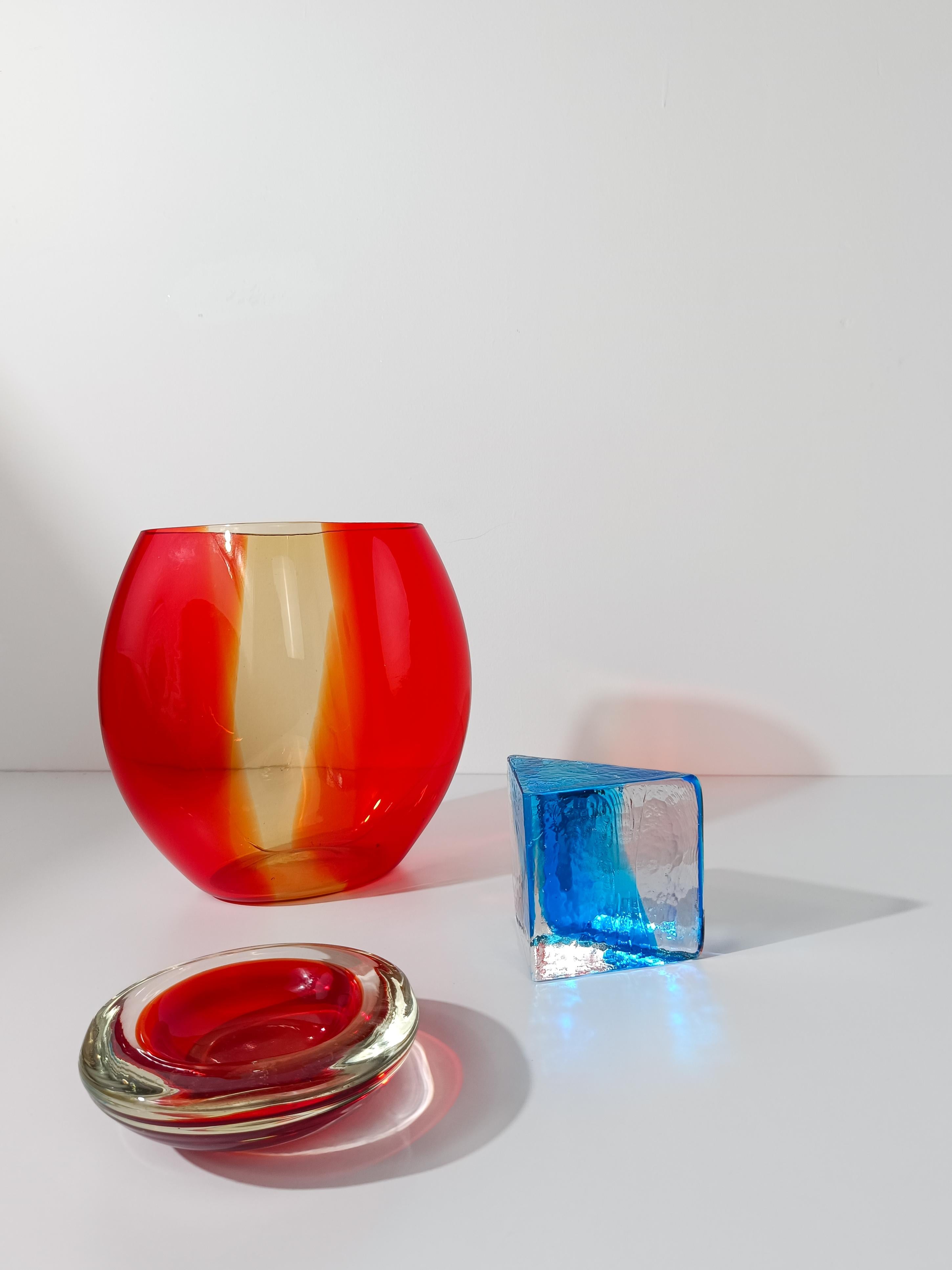 Ich schlage Ihnen ein Objekt für Ihr Zuhause vor, das Sie an das Meer erinnern wird.
Das große handwerkliche Geschick der Glasmeister von Murano hat es möglich gemacht, dass Sie ein Stück Meer oder Ozean in Ihrer Hand halten können.
Dieses
