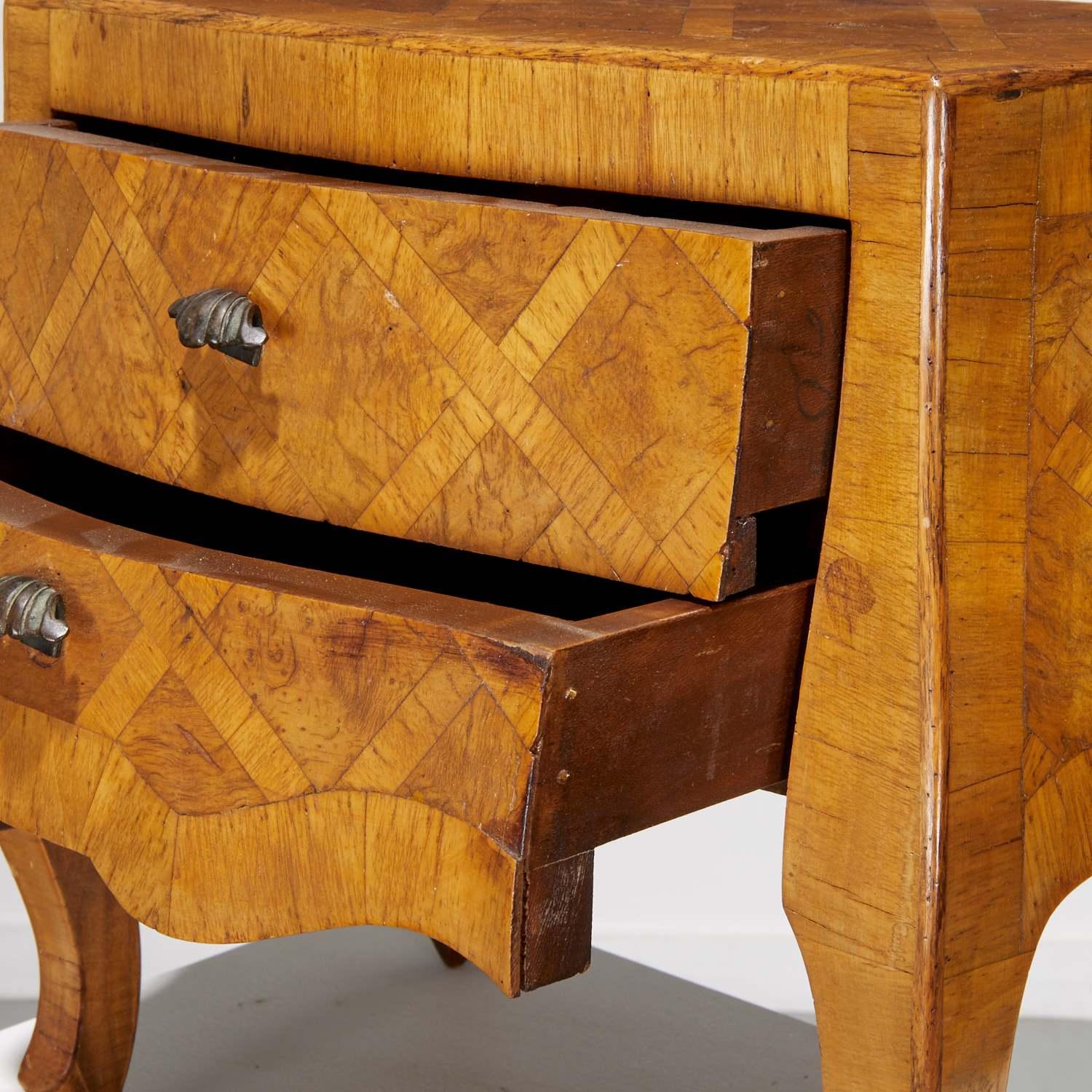 Rococò Mini commode d'epoca a due cassetti in intarsio italiano con maniglie a conchiglia in vendita