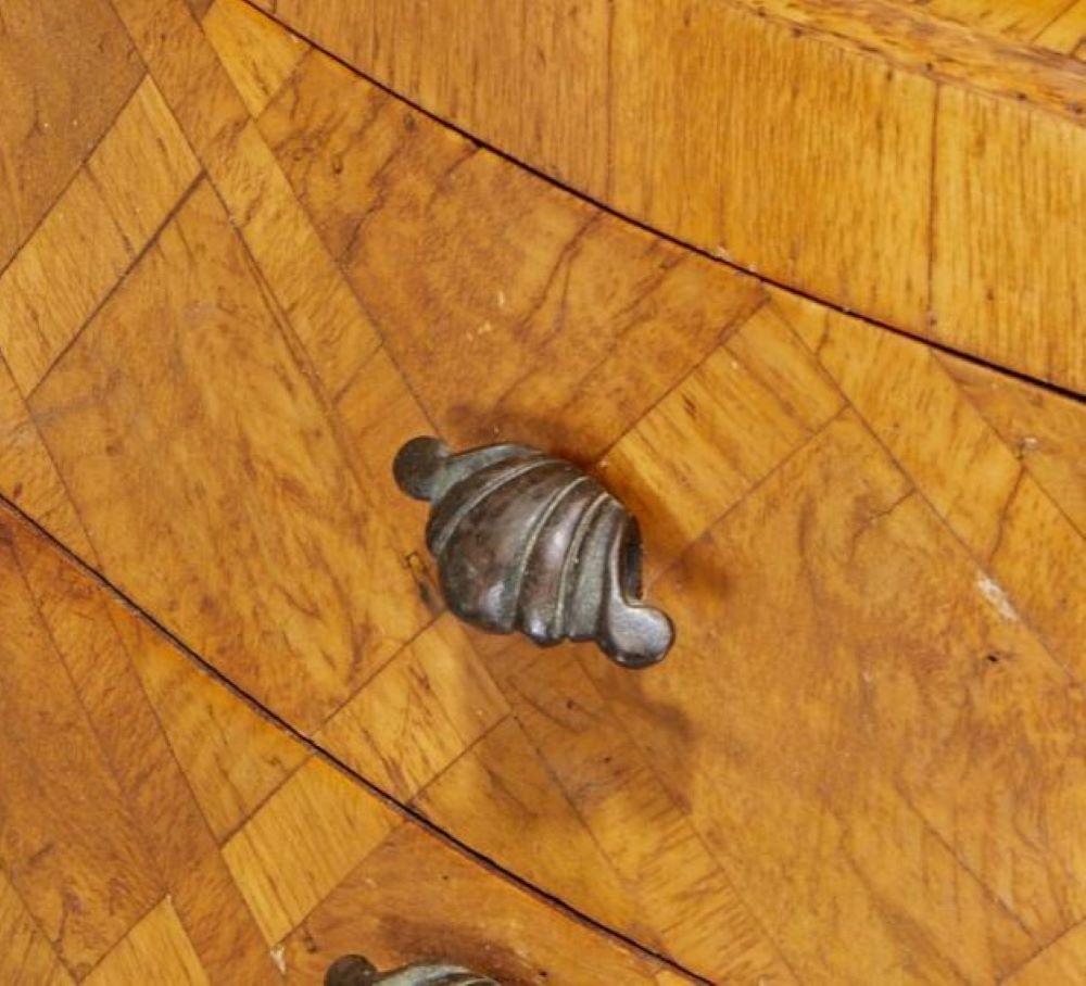 Italiano Mini commode d'epoca a due cassetti in intarsio italiano con maniglie a conchiglia in vendita