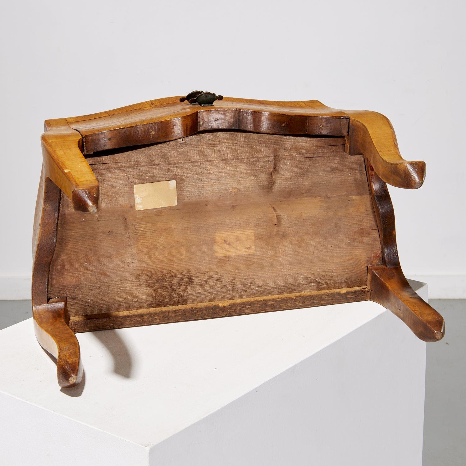 Metà XX secolo Mini commode d'epoca a due cassetti in intarsio italiano con maniglie a conchiglia in vendita