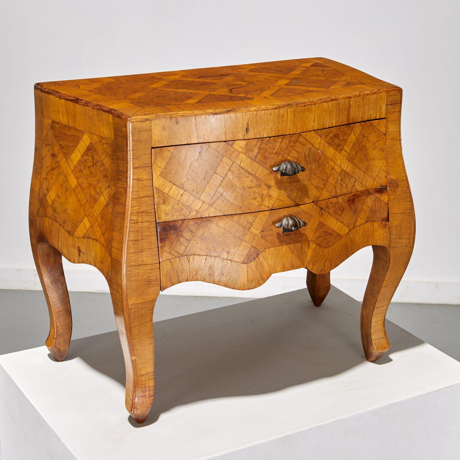 Metallo Mini commode d'epoca a due cassetti in intarsio italiano con maniglie a conchiglia in vendita