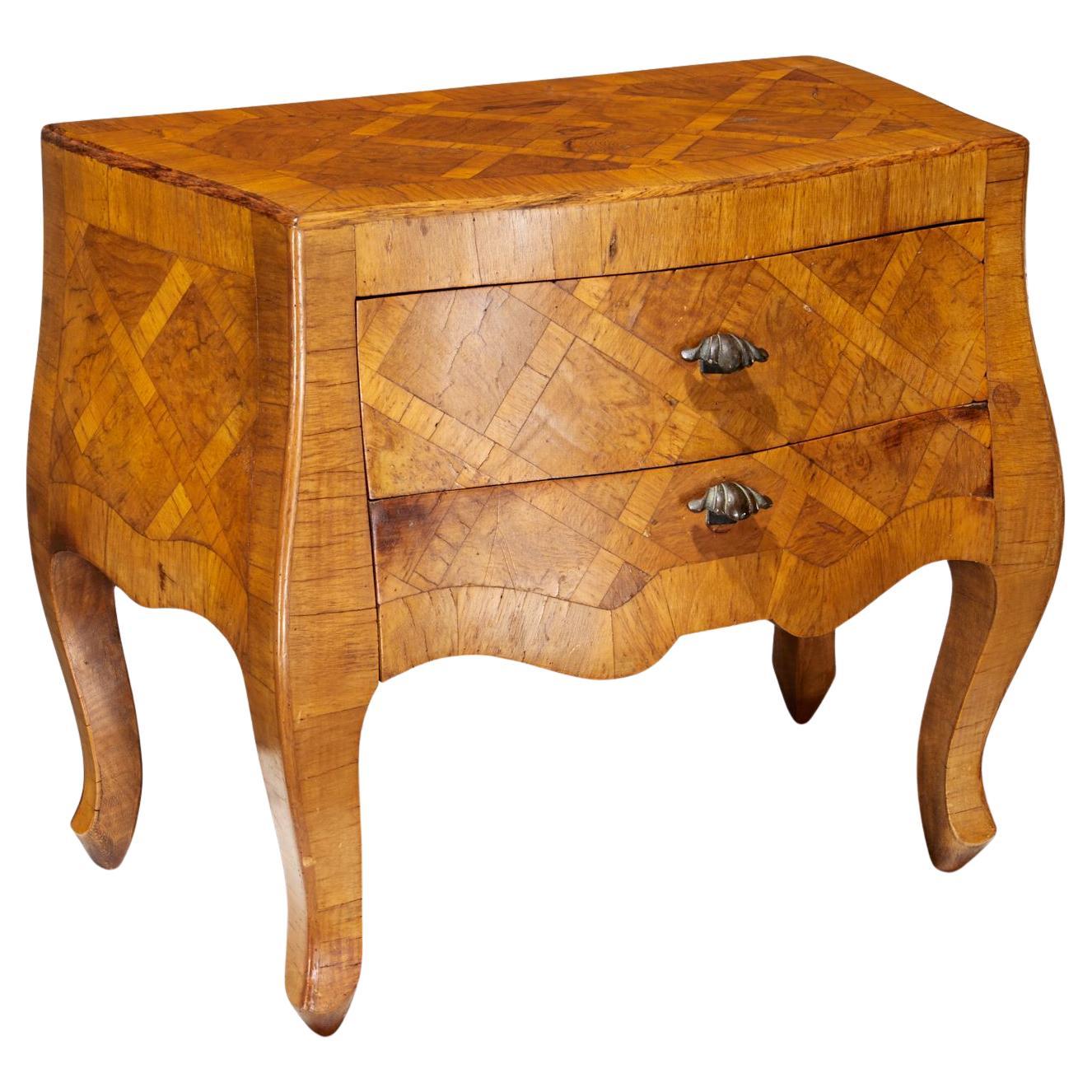 Mini commode d'epoca a due cassetti in intarsio italiano con maniglie a conchiglia in vendita