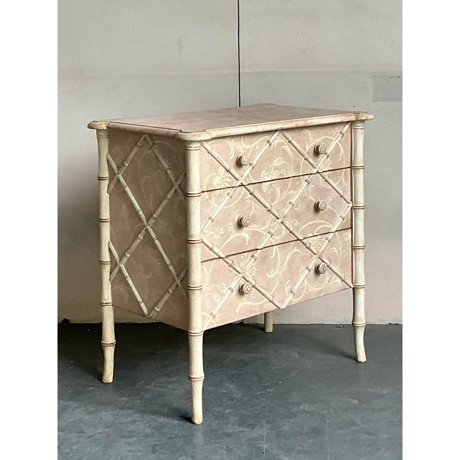 Descubre el encanto de la artesanía italiana con esta exquisita cómoda vintage, verdadera encarnación del encanto neoclásico. Esta pieza cautiva con sus motivos florales y enrejados meticulosamente pintados a mano, bellamente envejecidos para