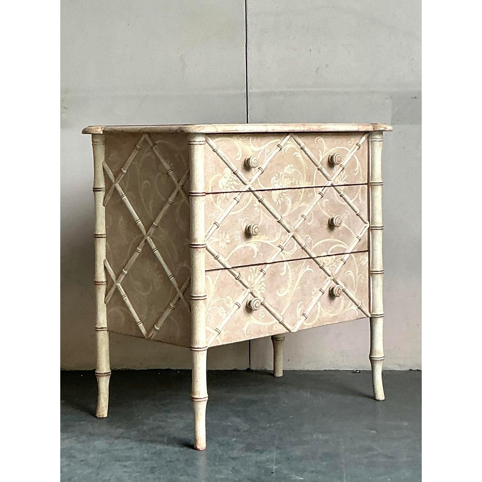 Cómoda enrejada pintada a mano con pátina italiana vintage Neoclásico en venta