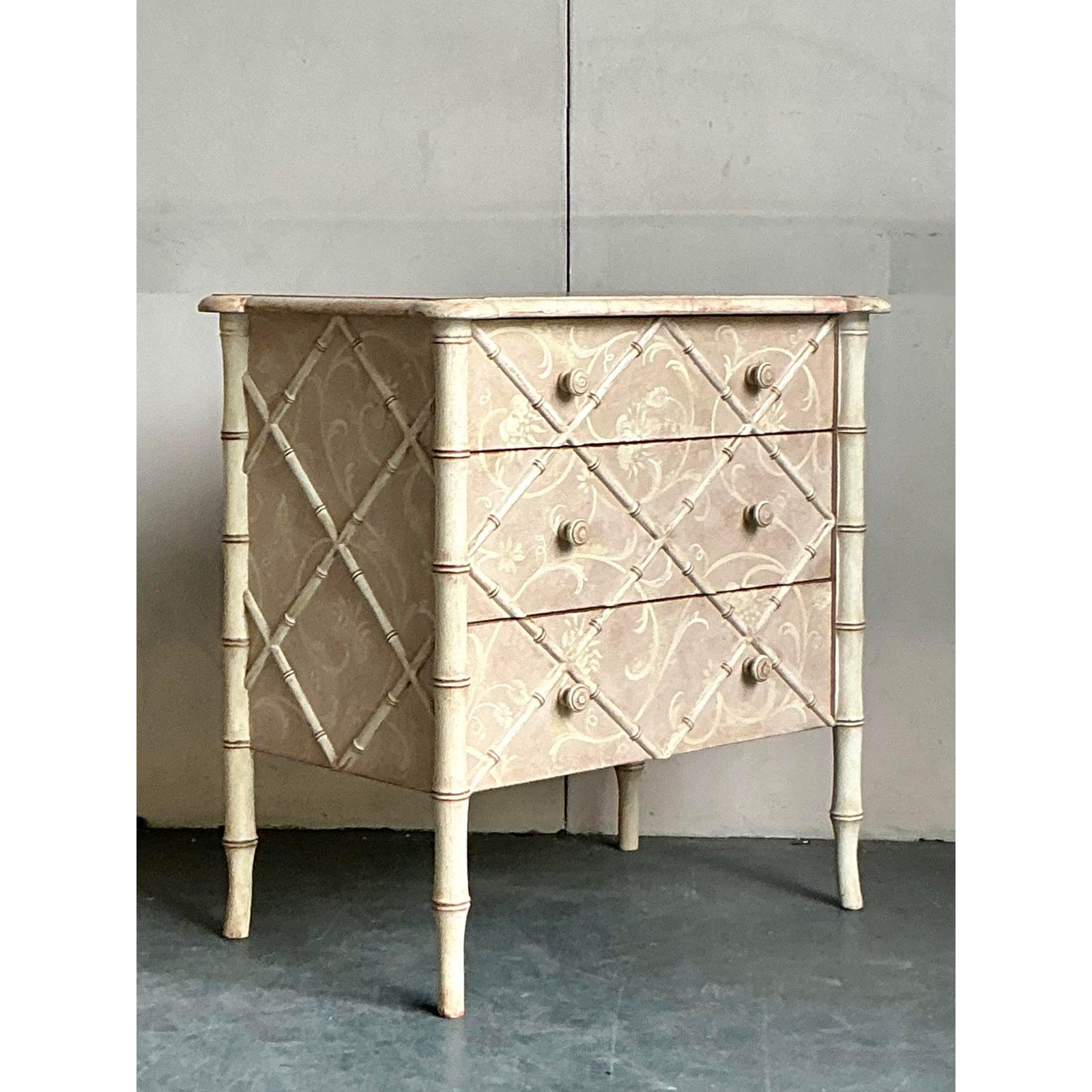 Cómoda enrejada pintada a mano con pátina italiana vintage en Bueno estado para la venta en West Palm Beach, FL
