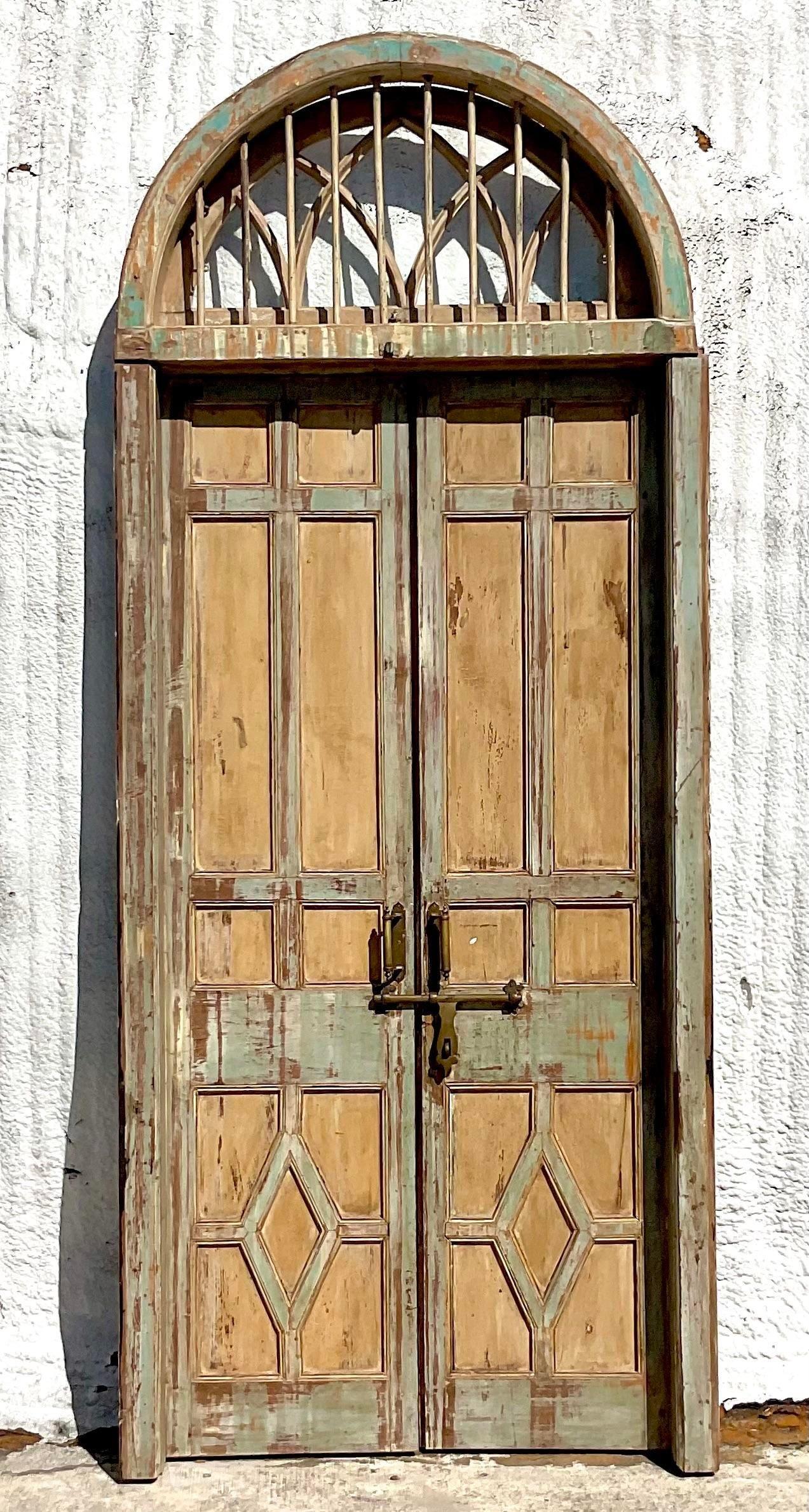 Italienische patinierte Vintage-Türen mit koordiniertem Transom im Zustand „Gut“ im Angebot in west palm beach, FL