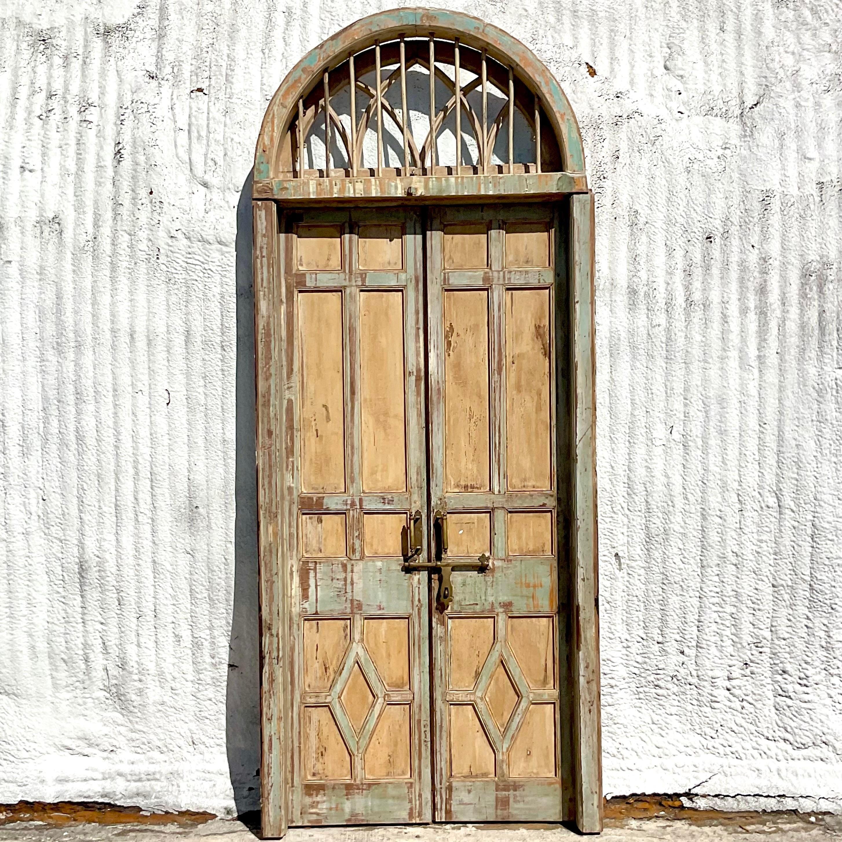 Italienische patinierte Vintage-Türen mit koordiniertem Transom (Holz) im Angebot