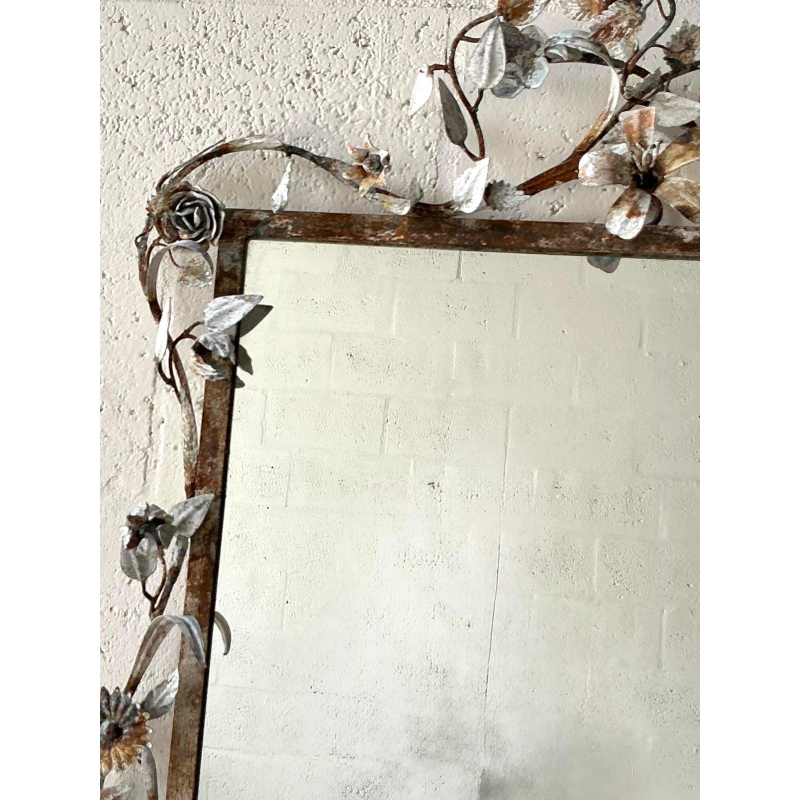 Specchio italiano d'epoca patinato a forma di vite di tiglio In condizioni buone in vendita a West Palm Beach, FL